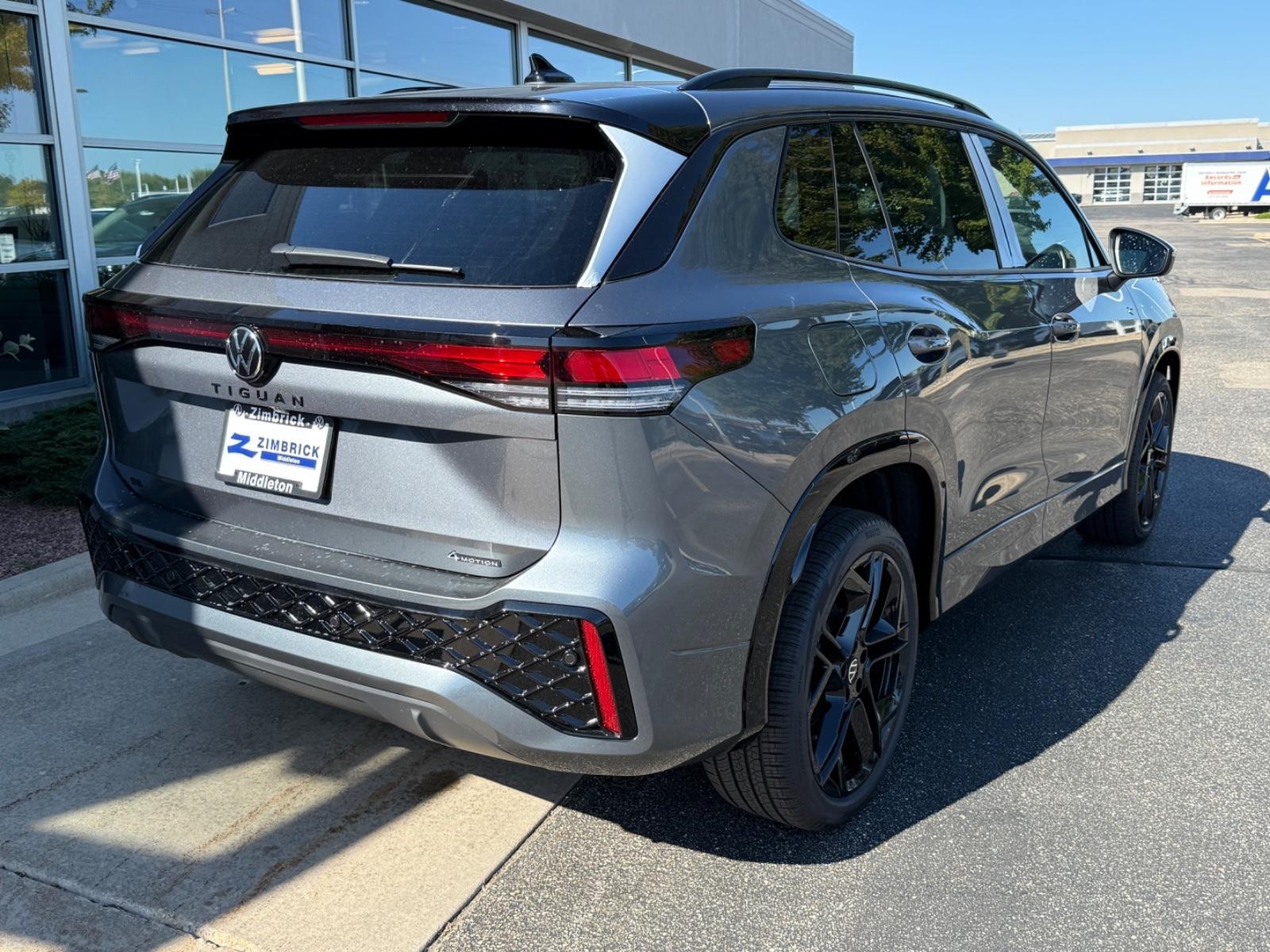 Volkswagen Tiguan Vehicle Image 03