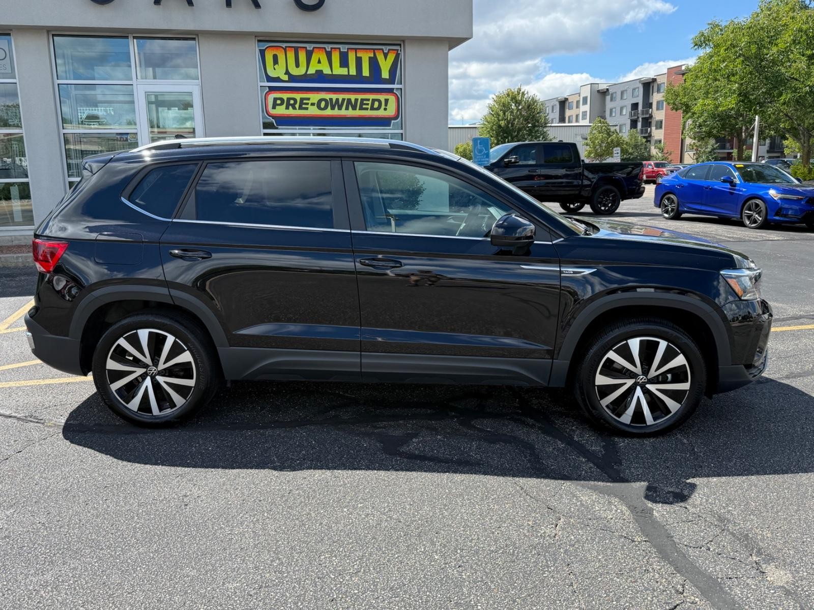 Volkswagen Taos Vehicle Image 02