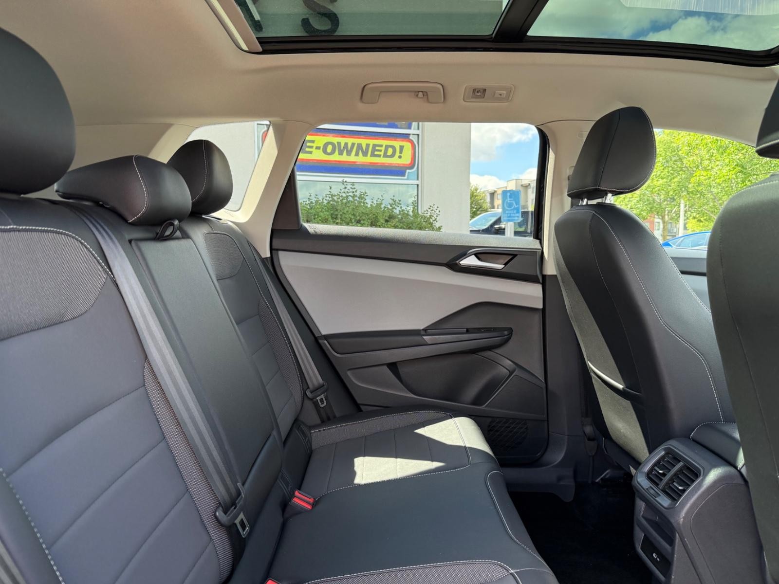 Volkswagen Taos Vehicle Image 10