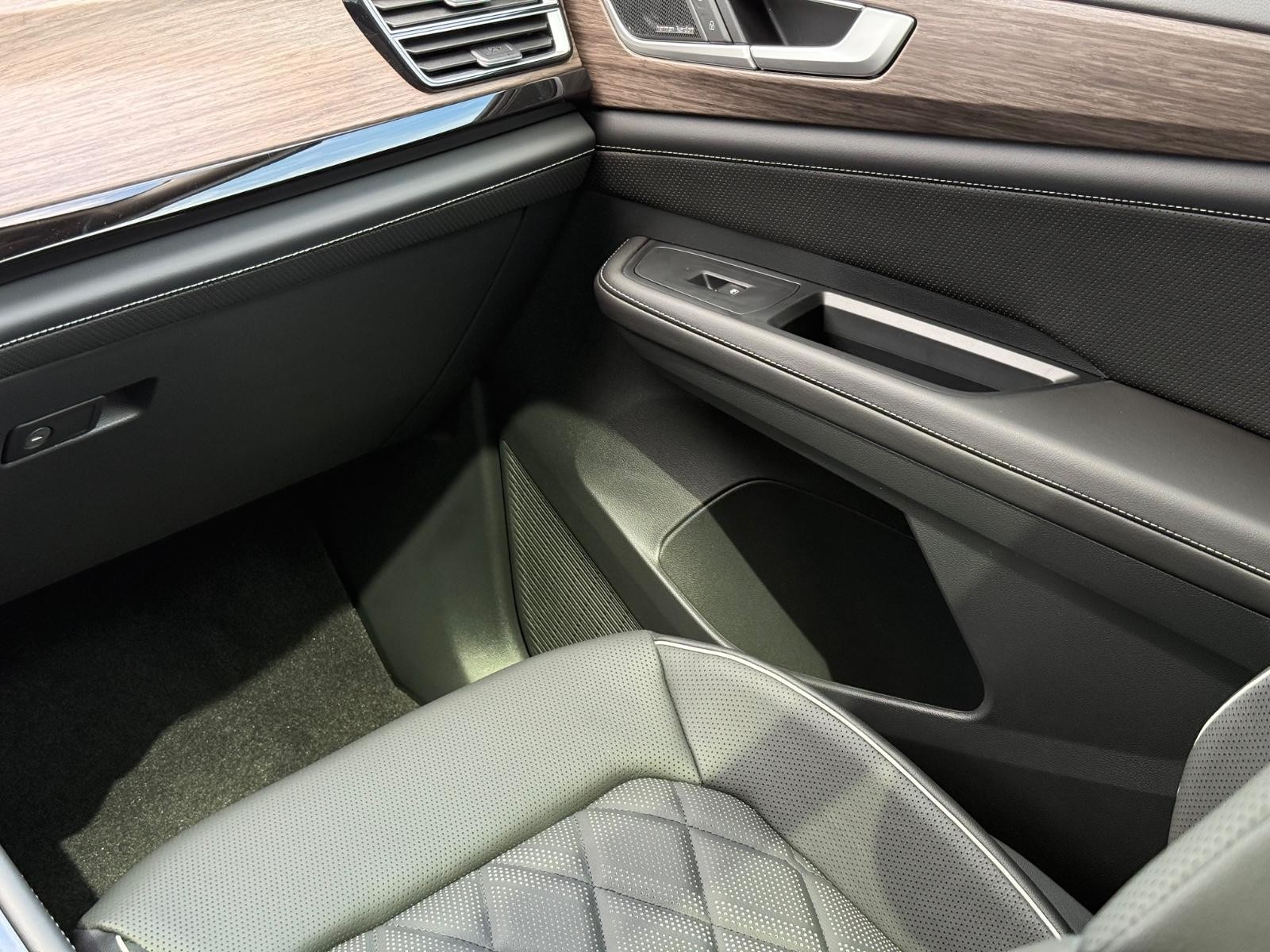 Volkswagen Atlas Vehicle Image 11