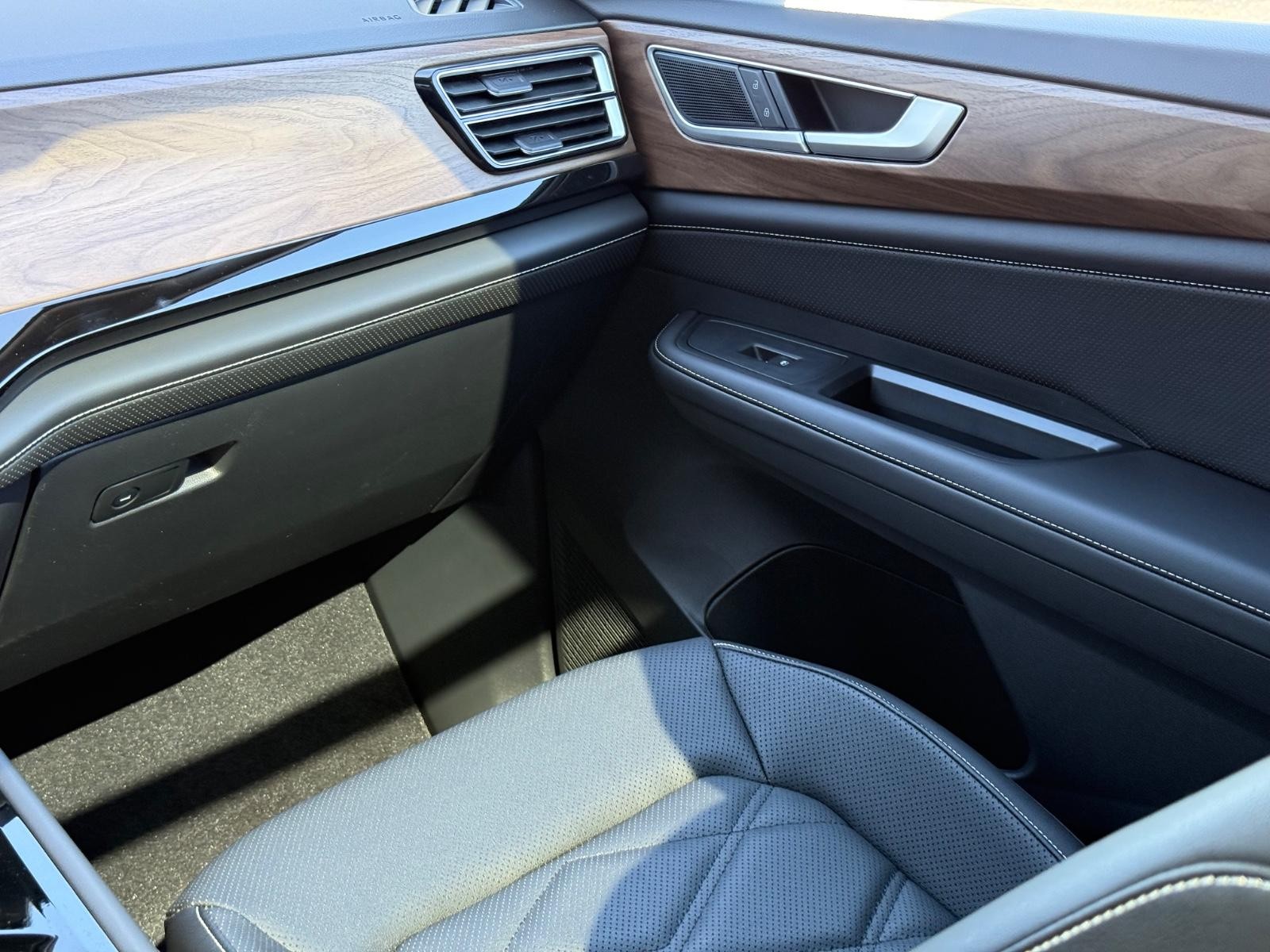 Volkswagen Atlas Vehicle Image 11