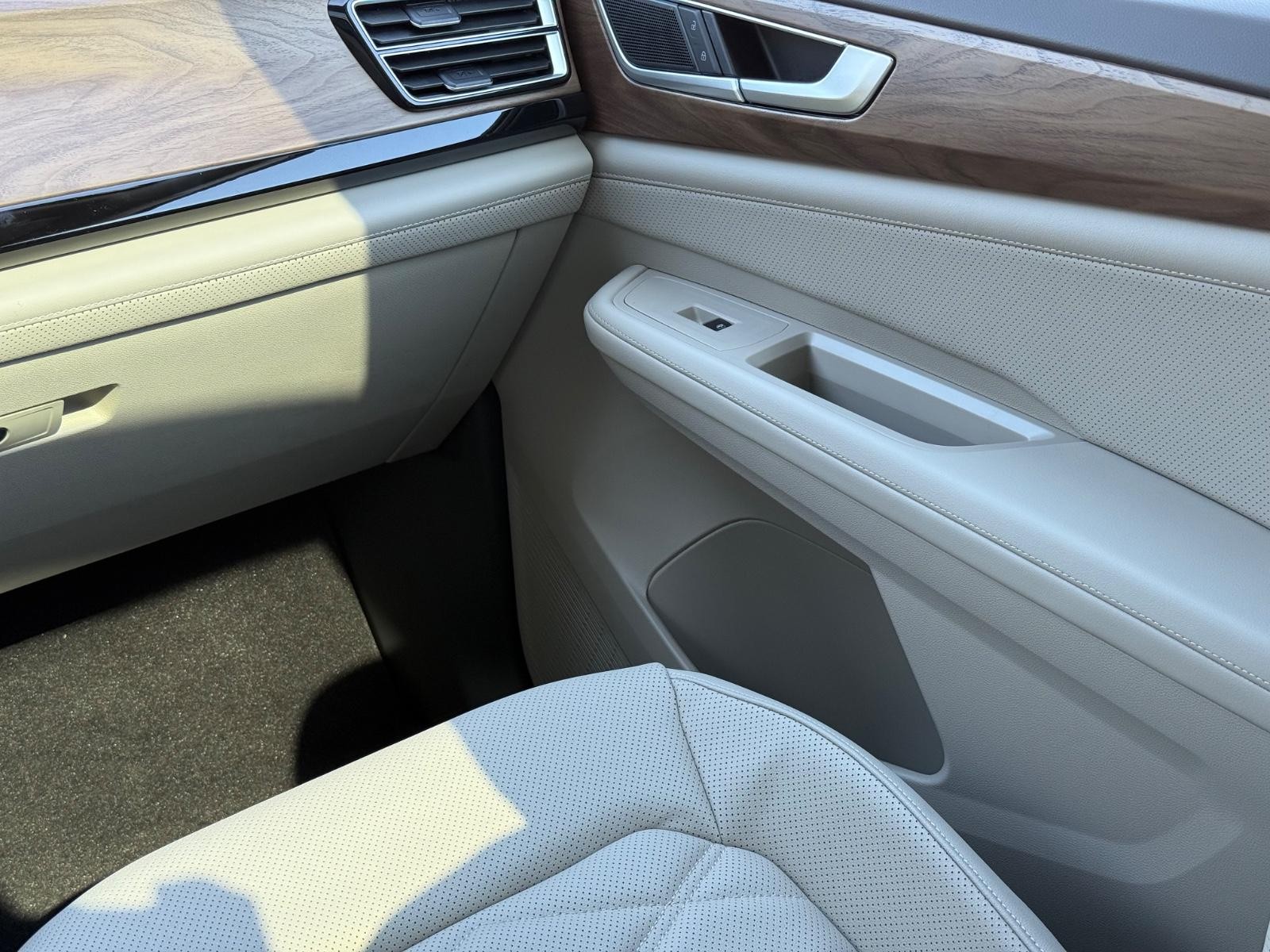 Volkswagen Atlas Vehicle Image 11