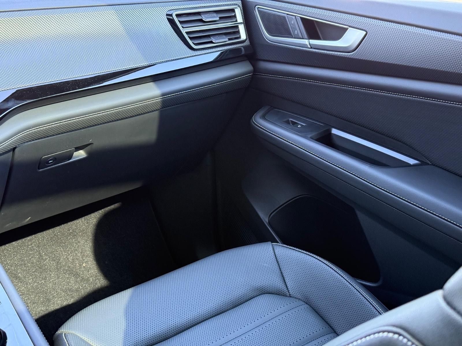 Volkswagen Atlas Cross Sport Vehicle Image 10