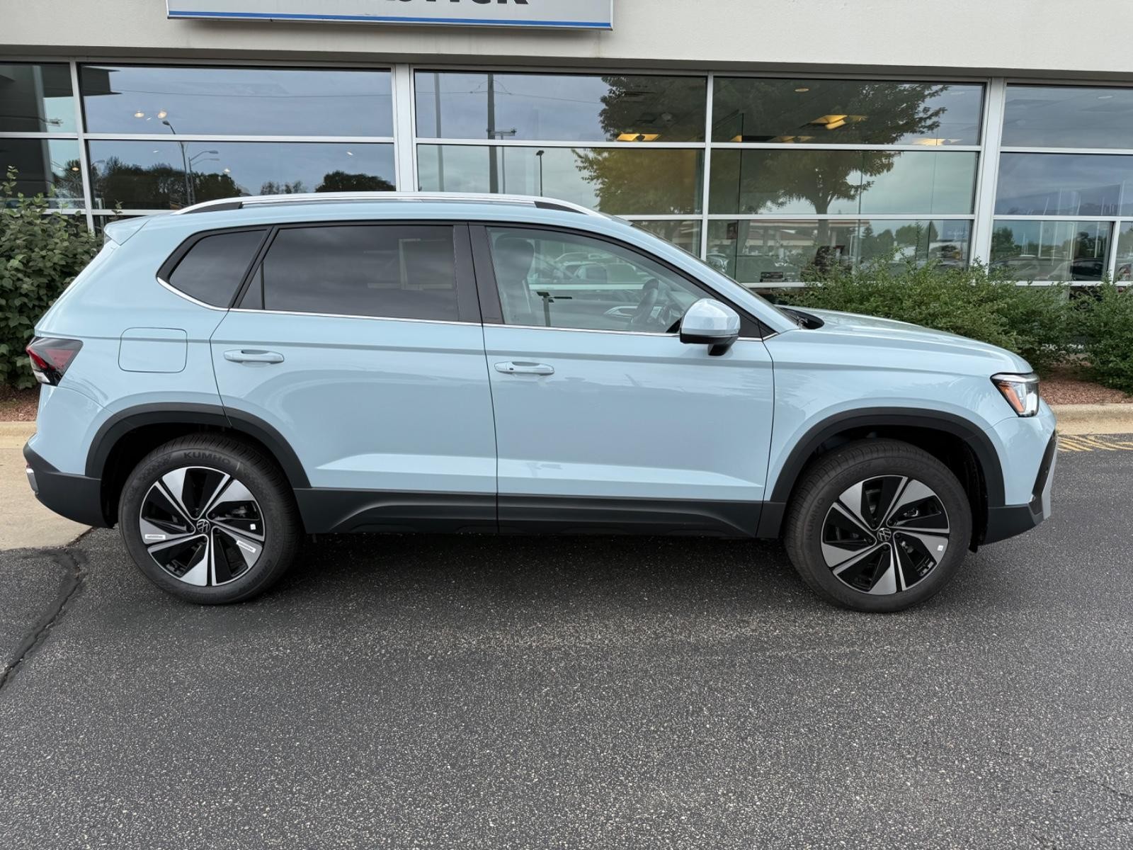 Volkswagen Taos Vehicle Image 02