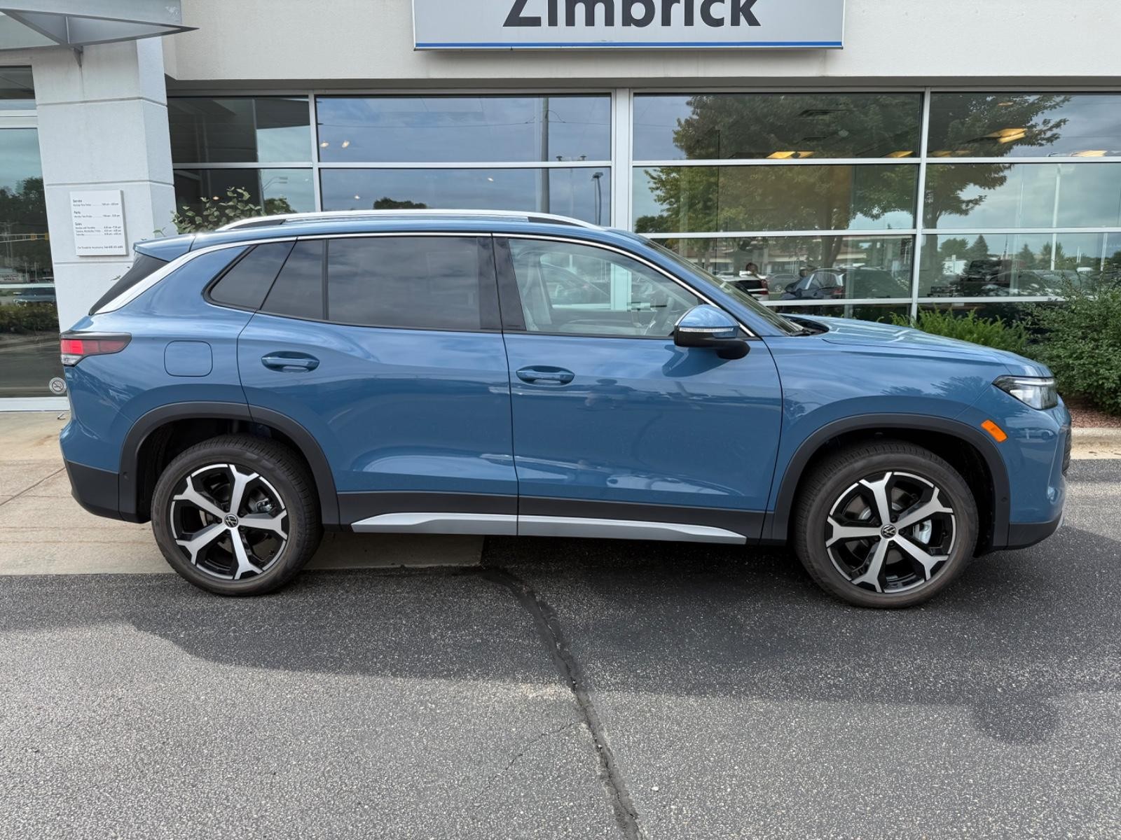 Volkswagen Tiguan Vehicle Image 02