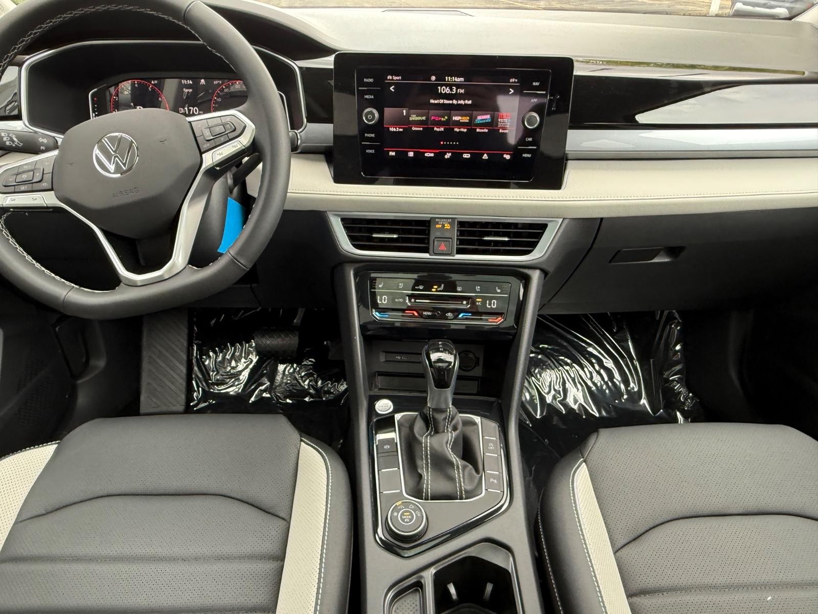 Volkswagen Taos Vehicle Image 06