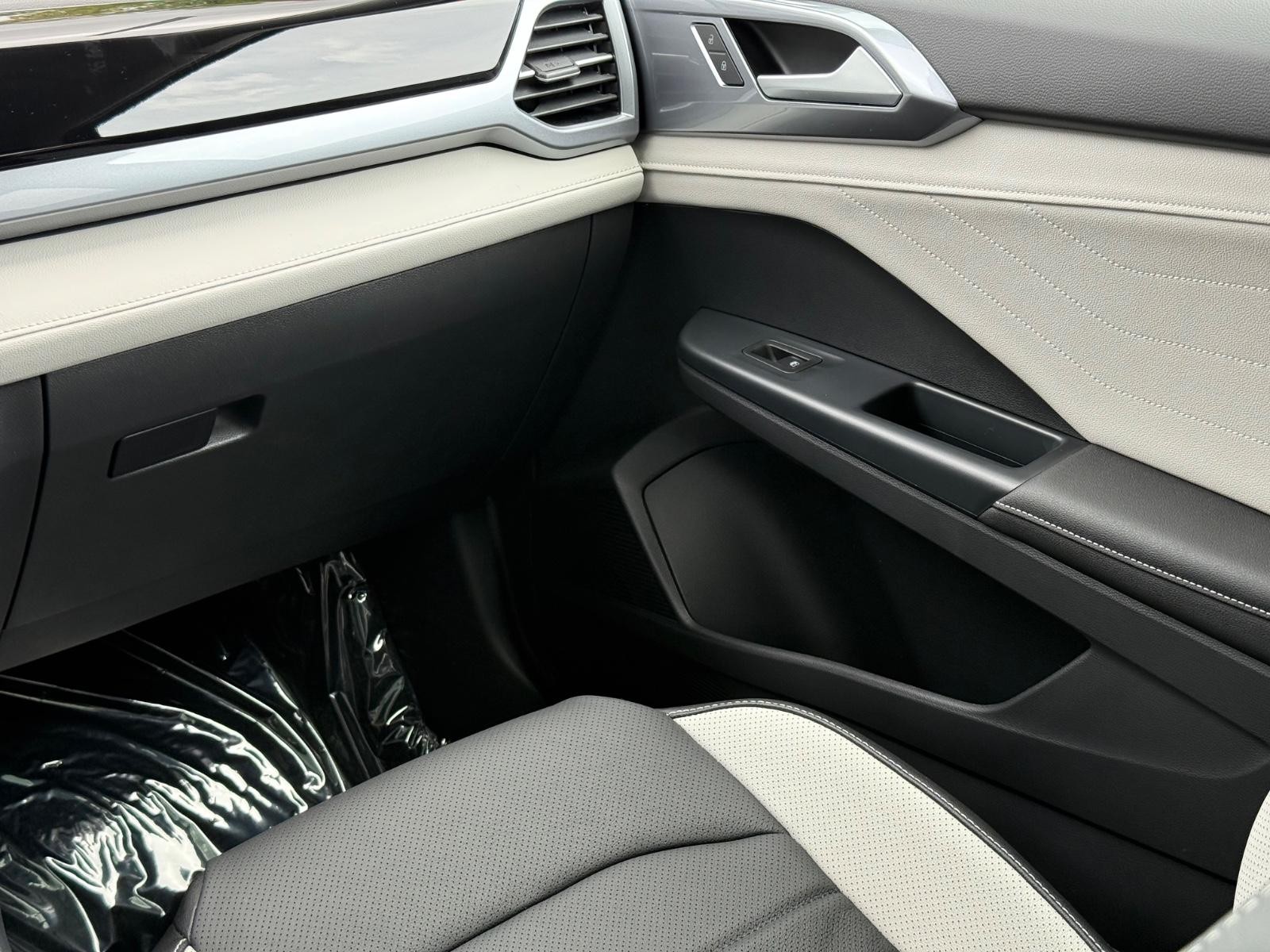 Volkswagen Taos Vehicle Image 10