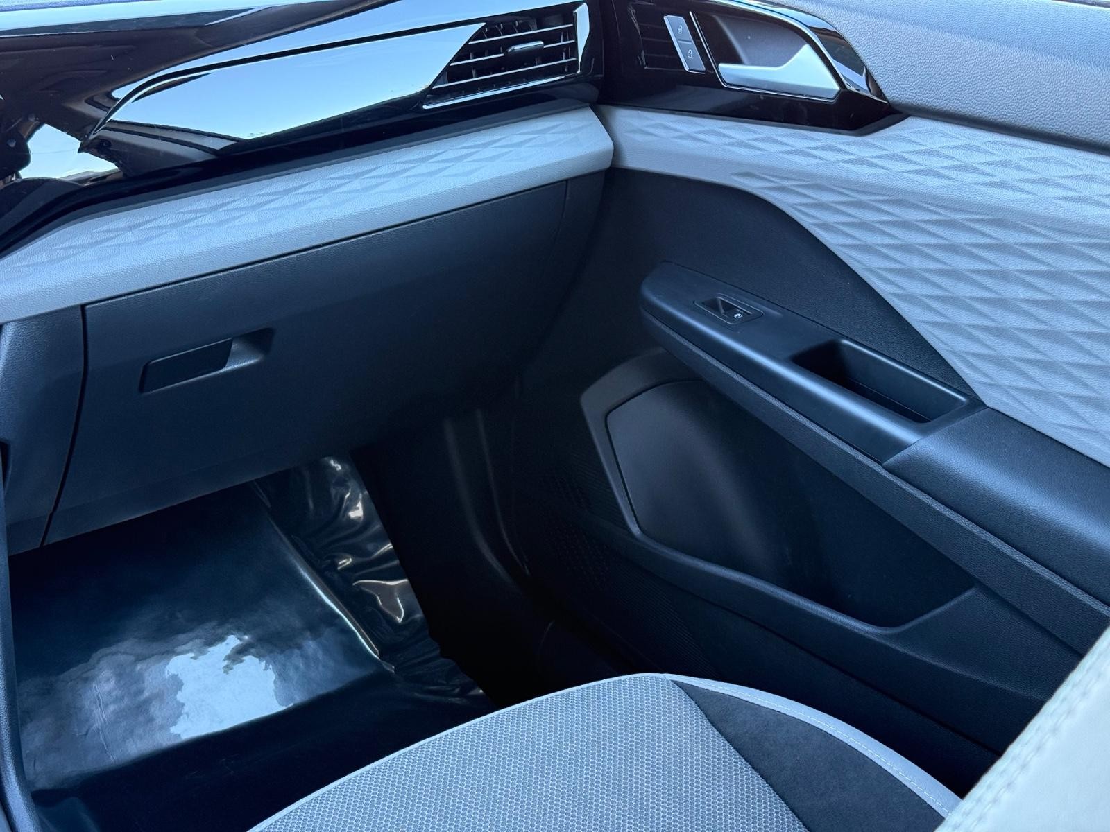 Volkswagen Taos Vehicle Image 15
