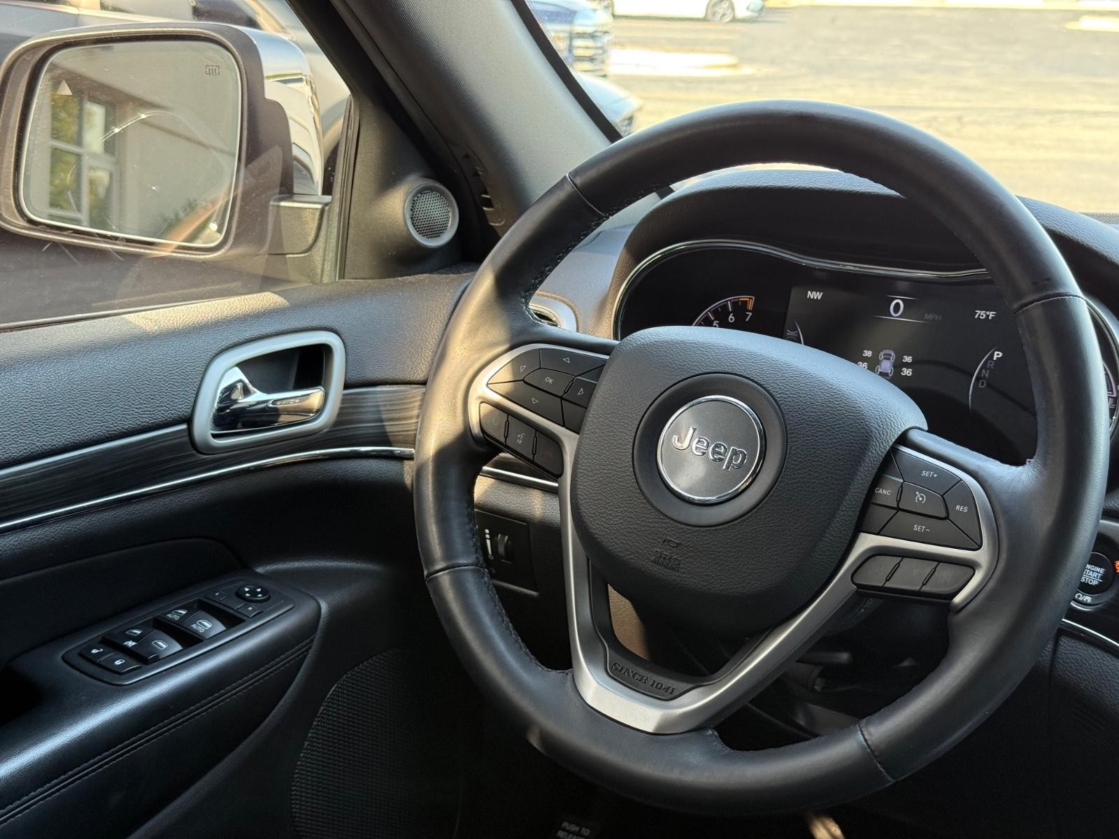 Jeep Grand Cherokee Vehicle Image 14