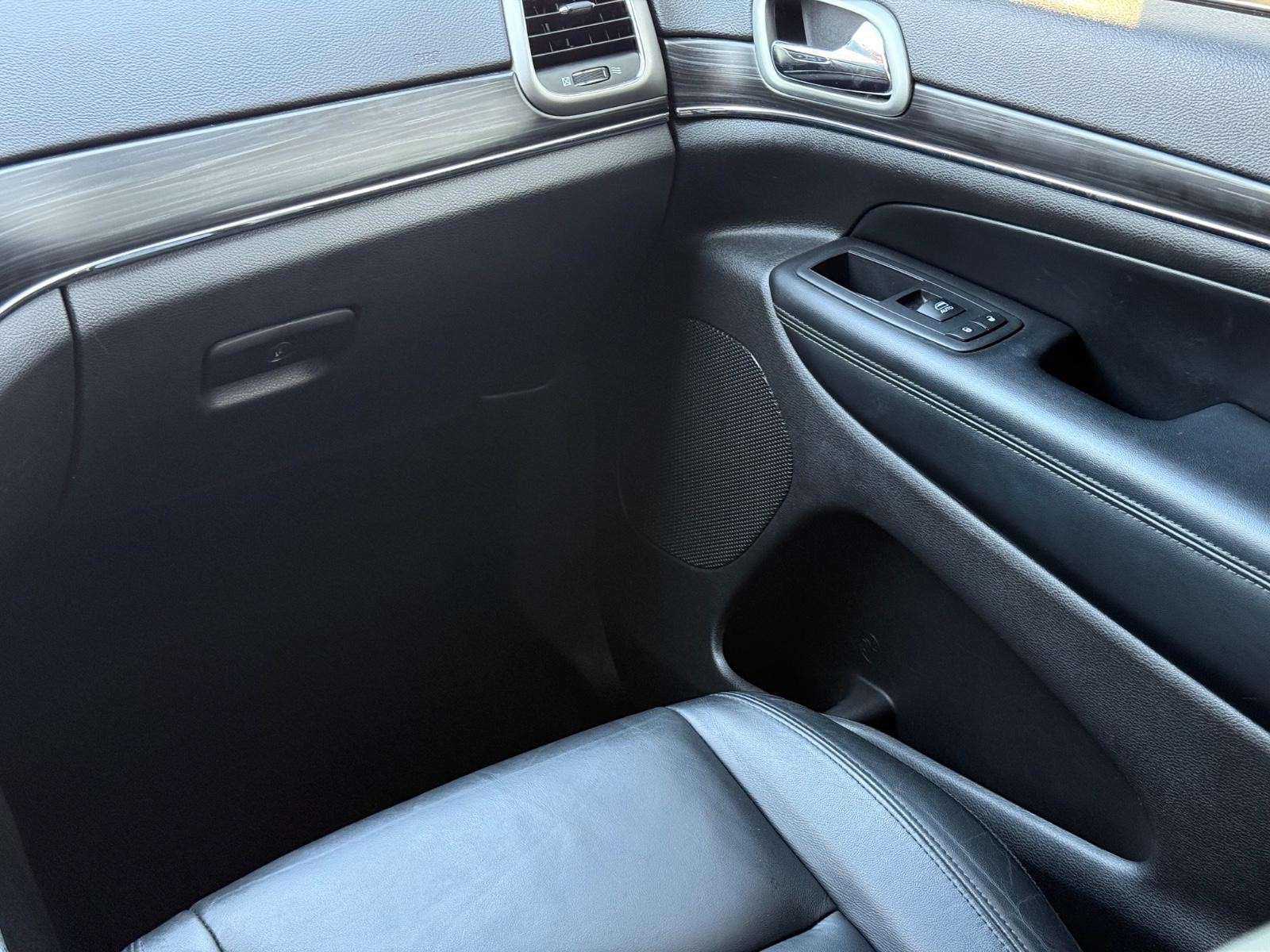 Jeep Grand Cherokee Vehicle Image 15