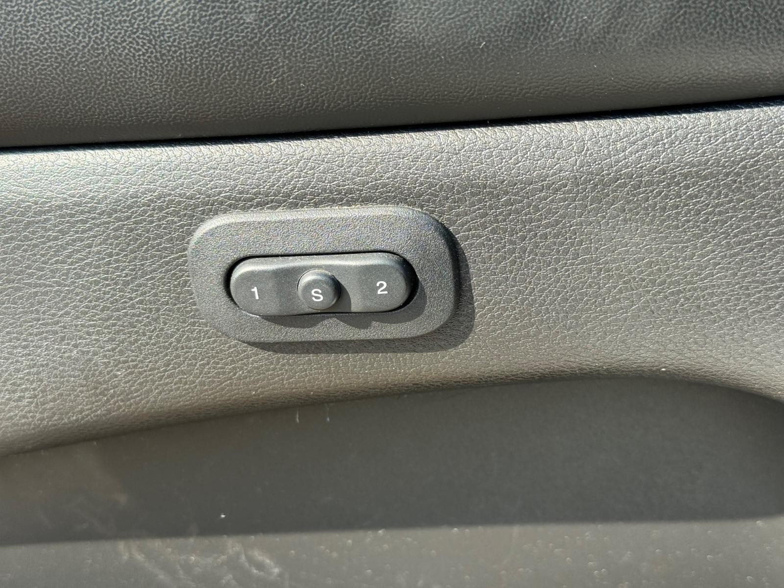 Jeep Grand Cherokee Vehicle Image 16