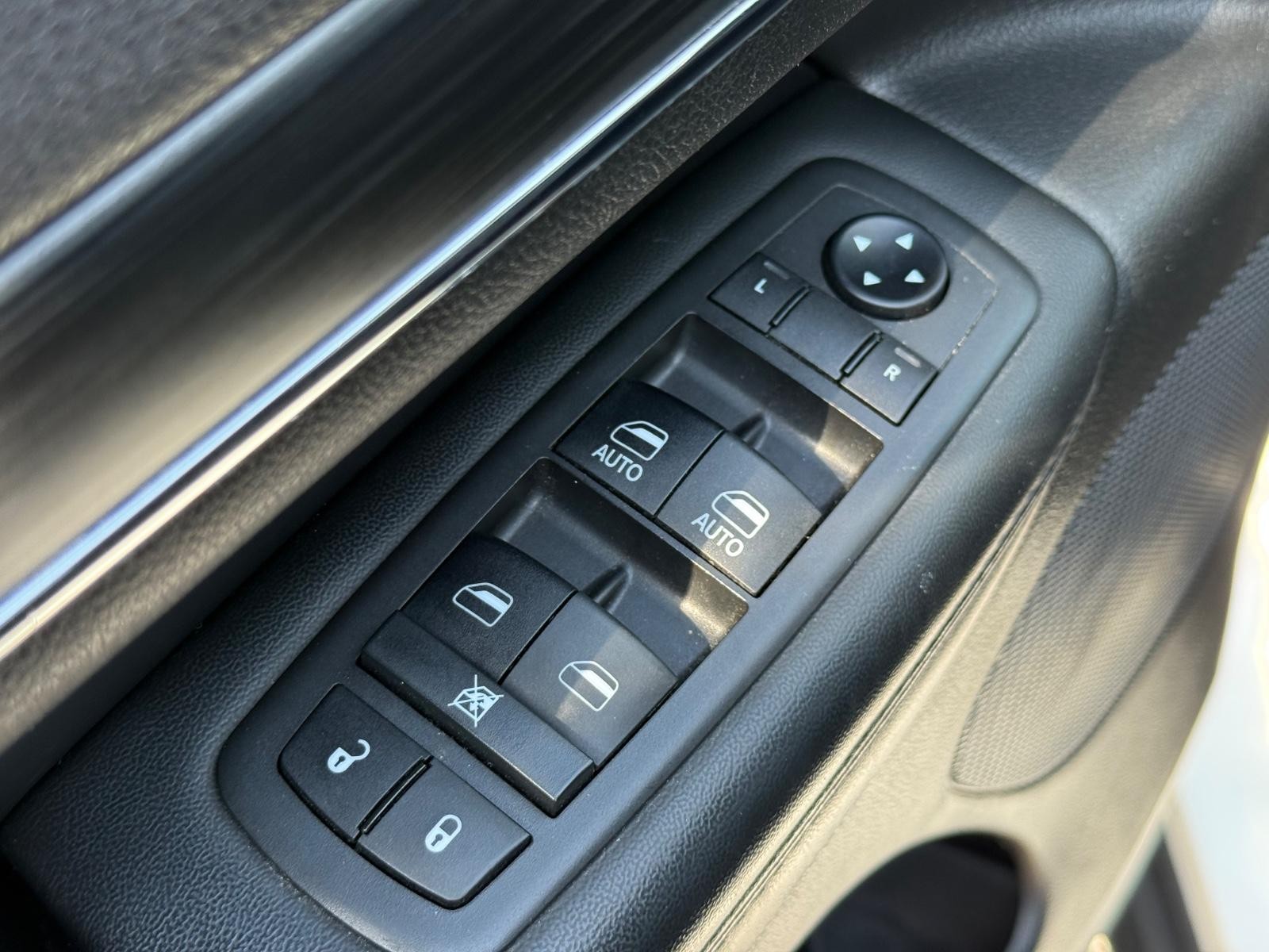 Jeep Grand Cherokee Vehicle Image 22