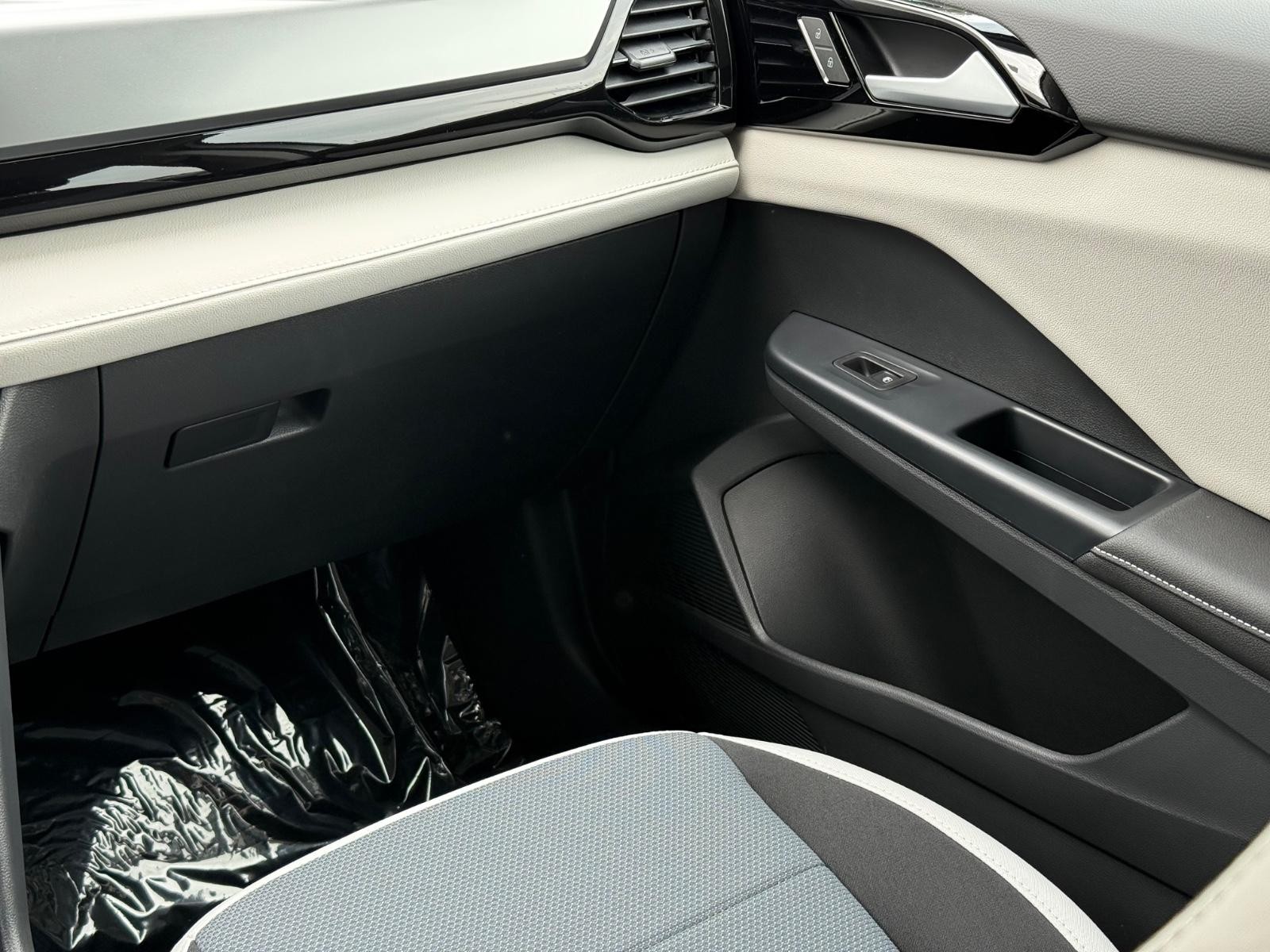Volkswagen Taos Vehicle Image 10