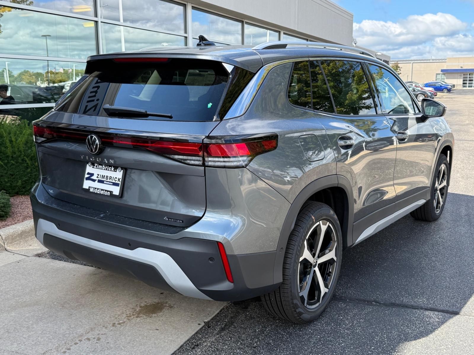 Volkswagen Tiguan Vehicle Image 03