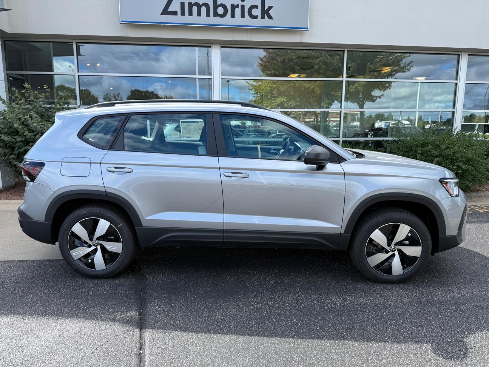 Volkswagen Taos Vehicle Image 02