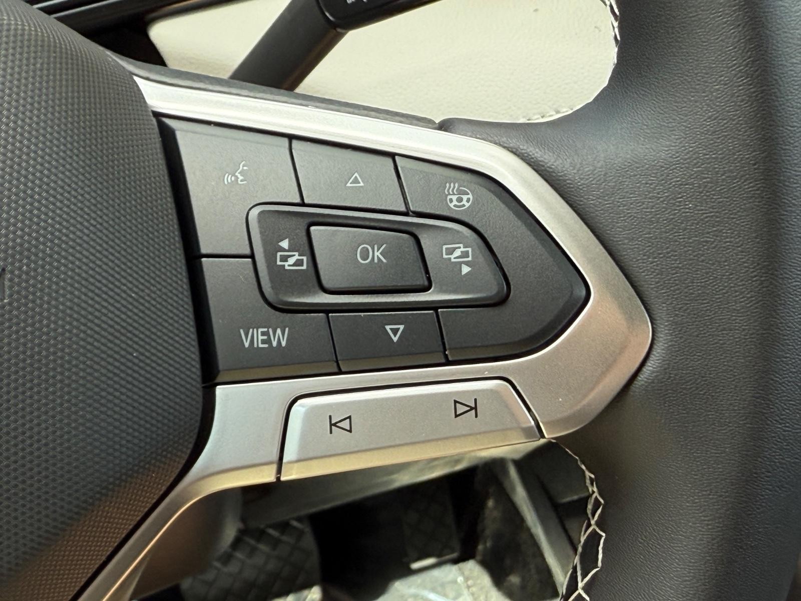 Volkswagen Taos Vehicle Image 12