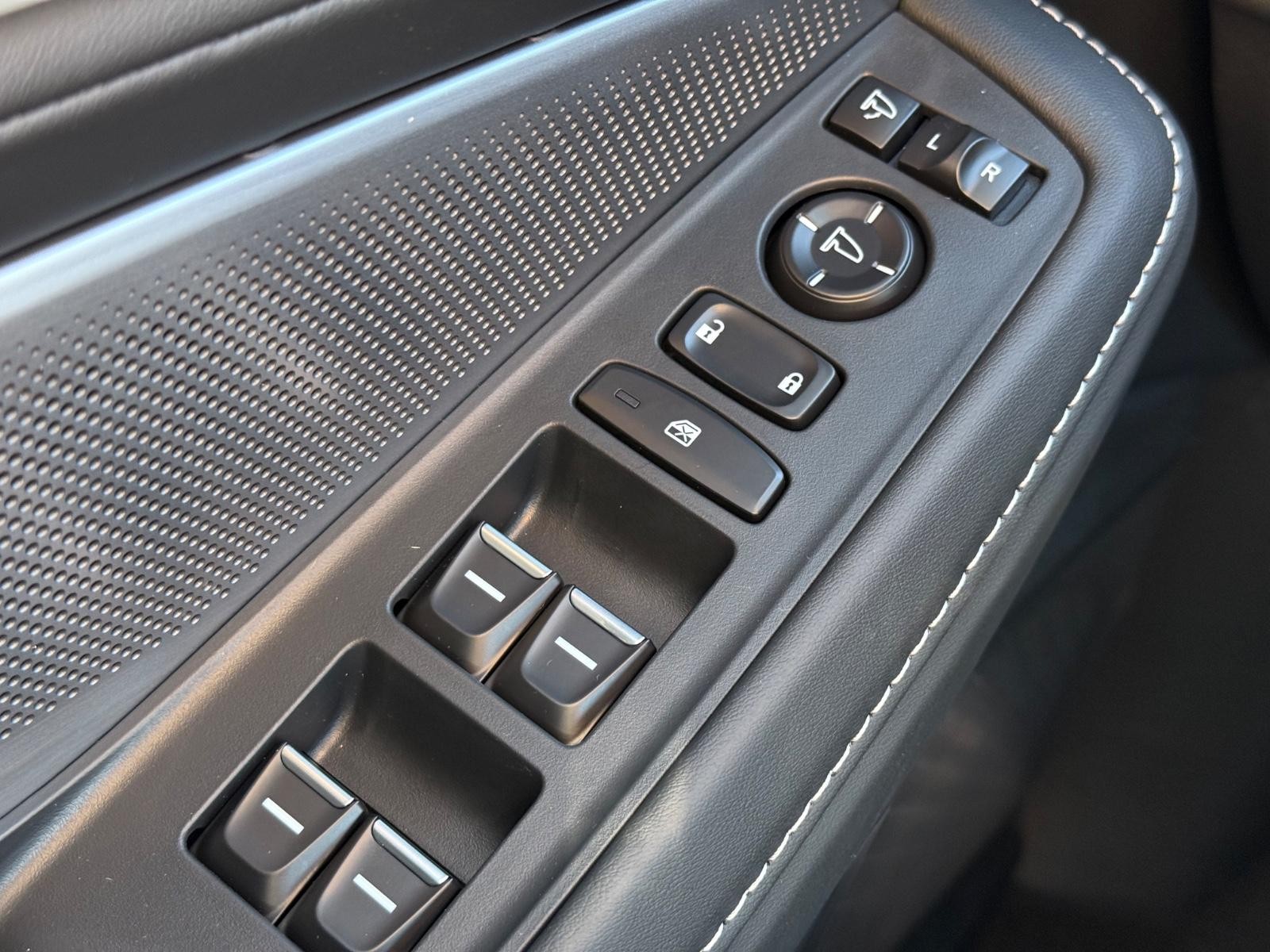 Acura MDX Vehicle Image 16