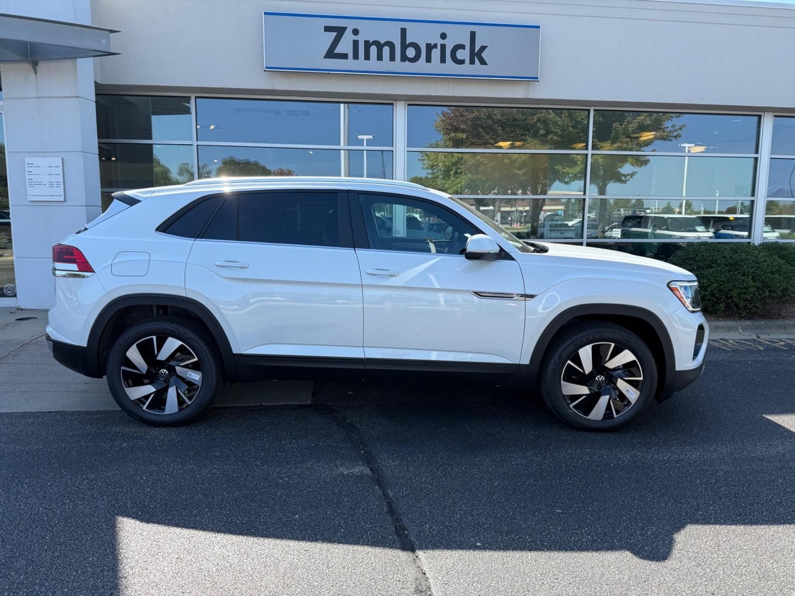 Volkswagen Atlas Cross Sport Vehicle Image 02