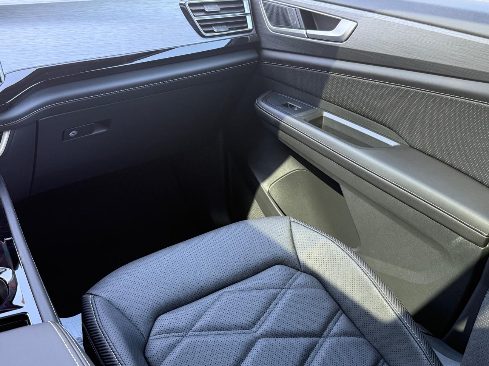 Volkswagen Atlas Cross Sport Vehicle Image 10