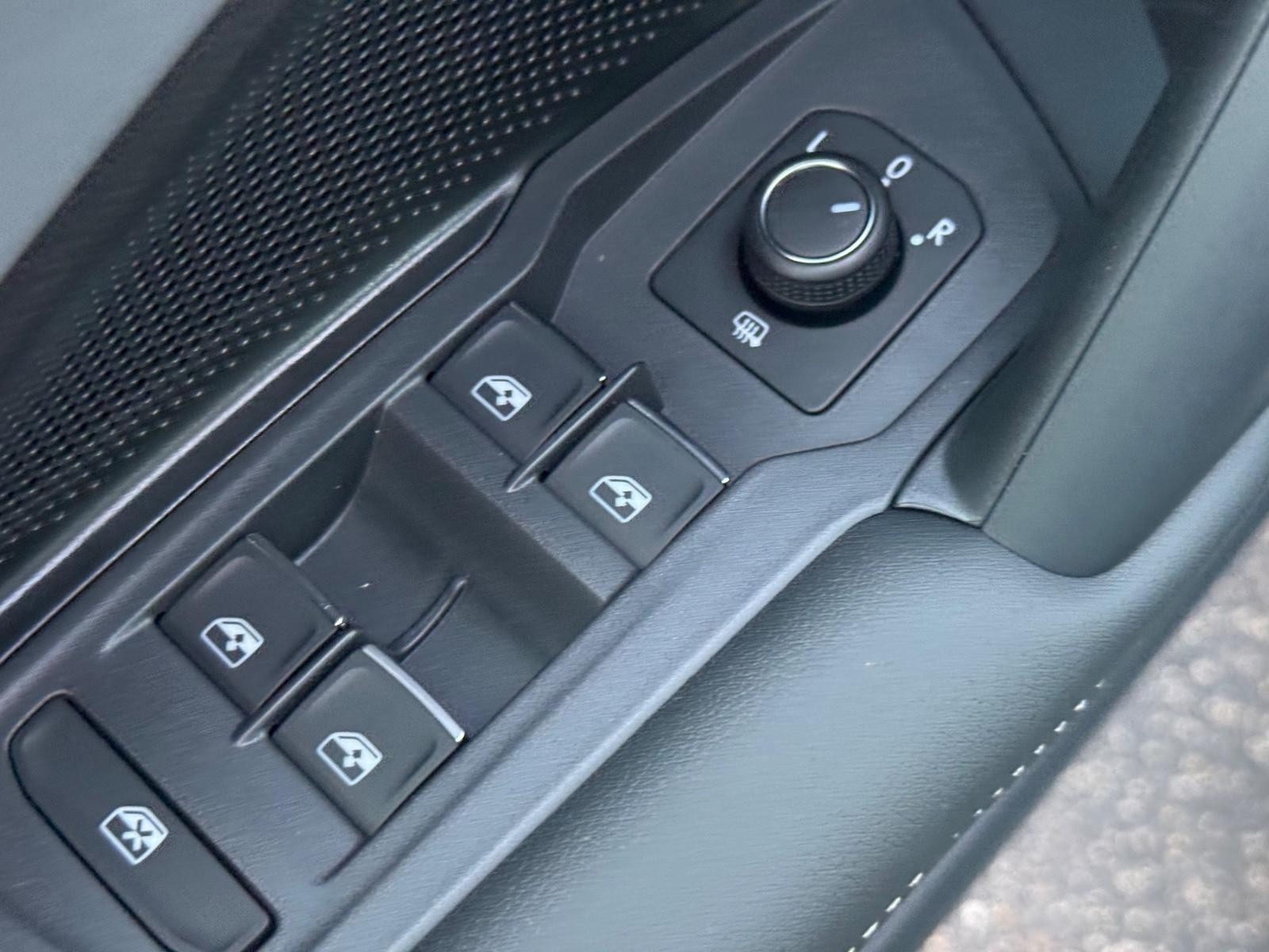 Volkswagen Tiguan Vehicle Image 15