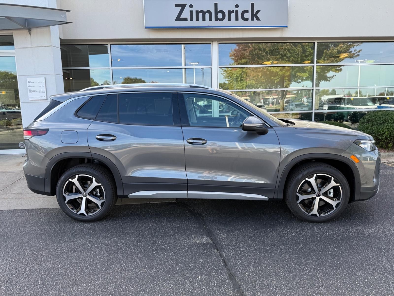 Volkswagen Tiguan Vehicle Image 02