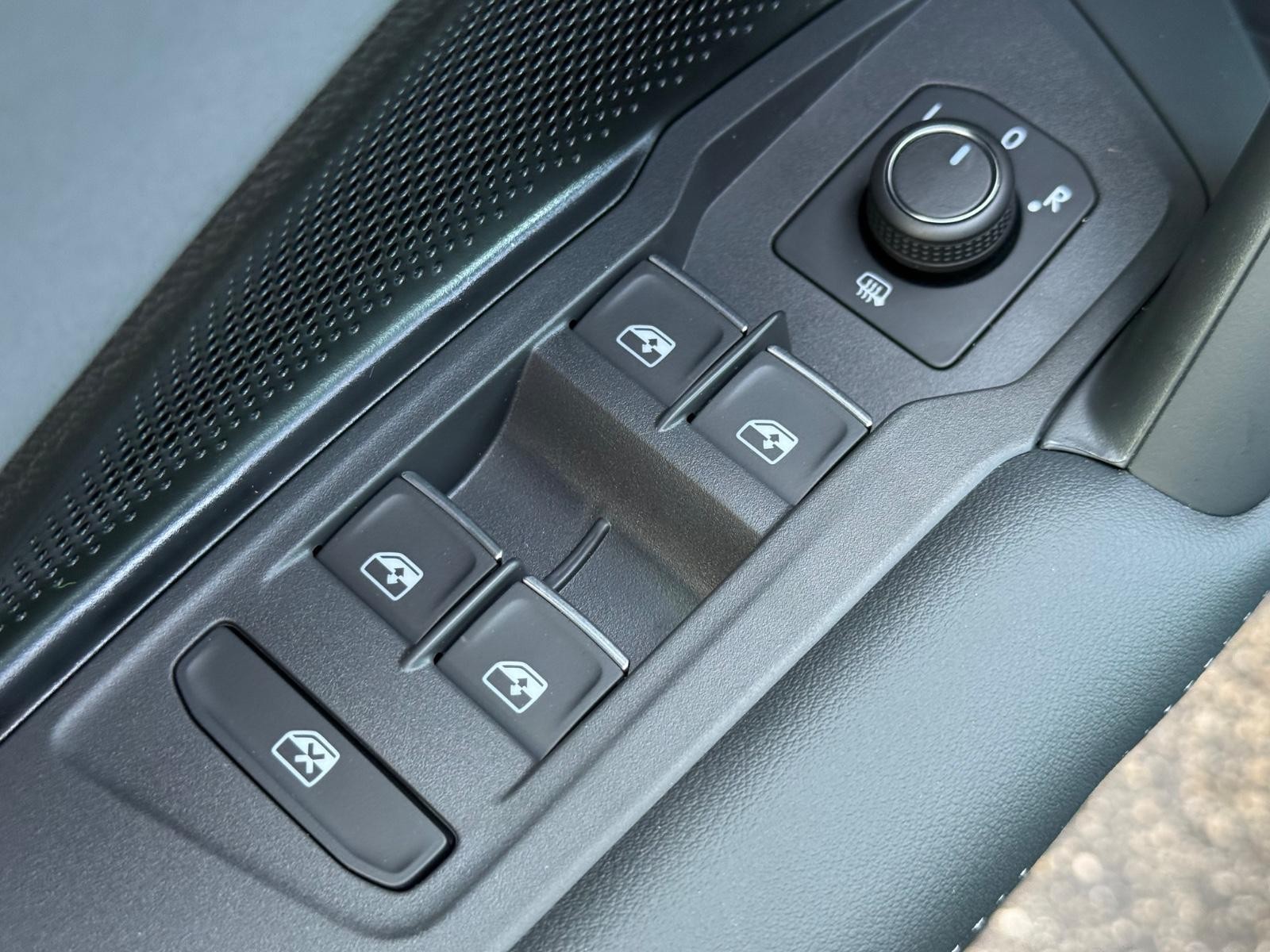 Volkswagen Tiguan Vehicle Image 16