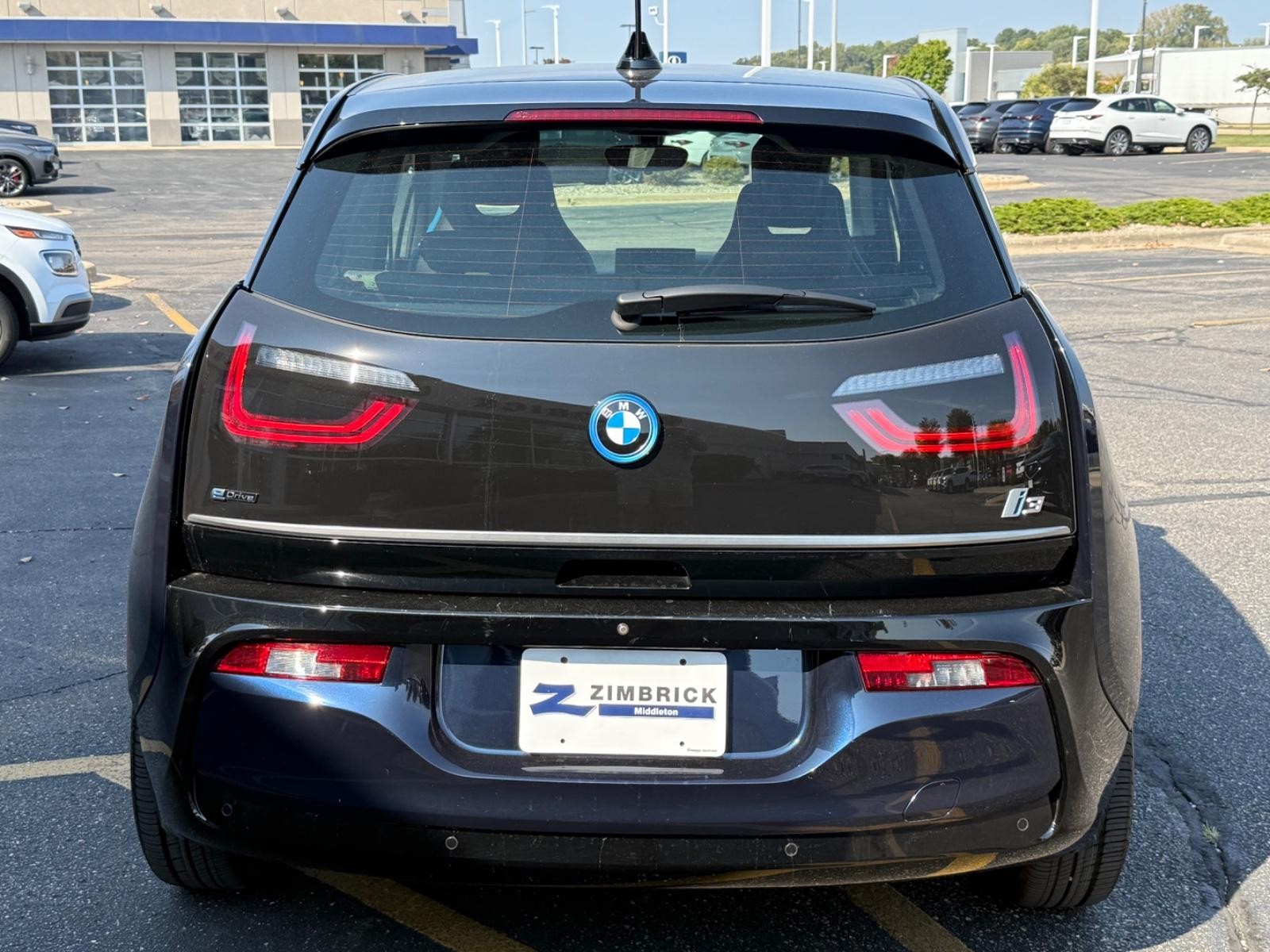 BMW i3 Vehicle Full-screen Gallery Image 04