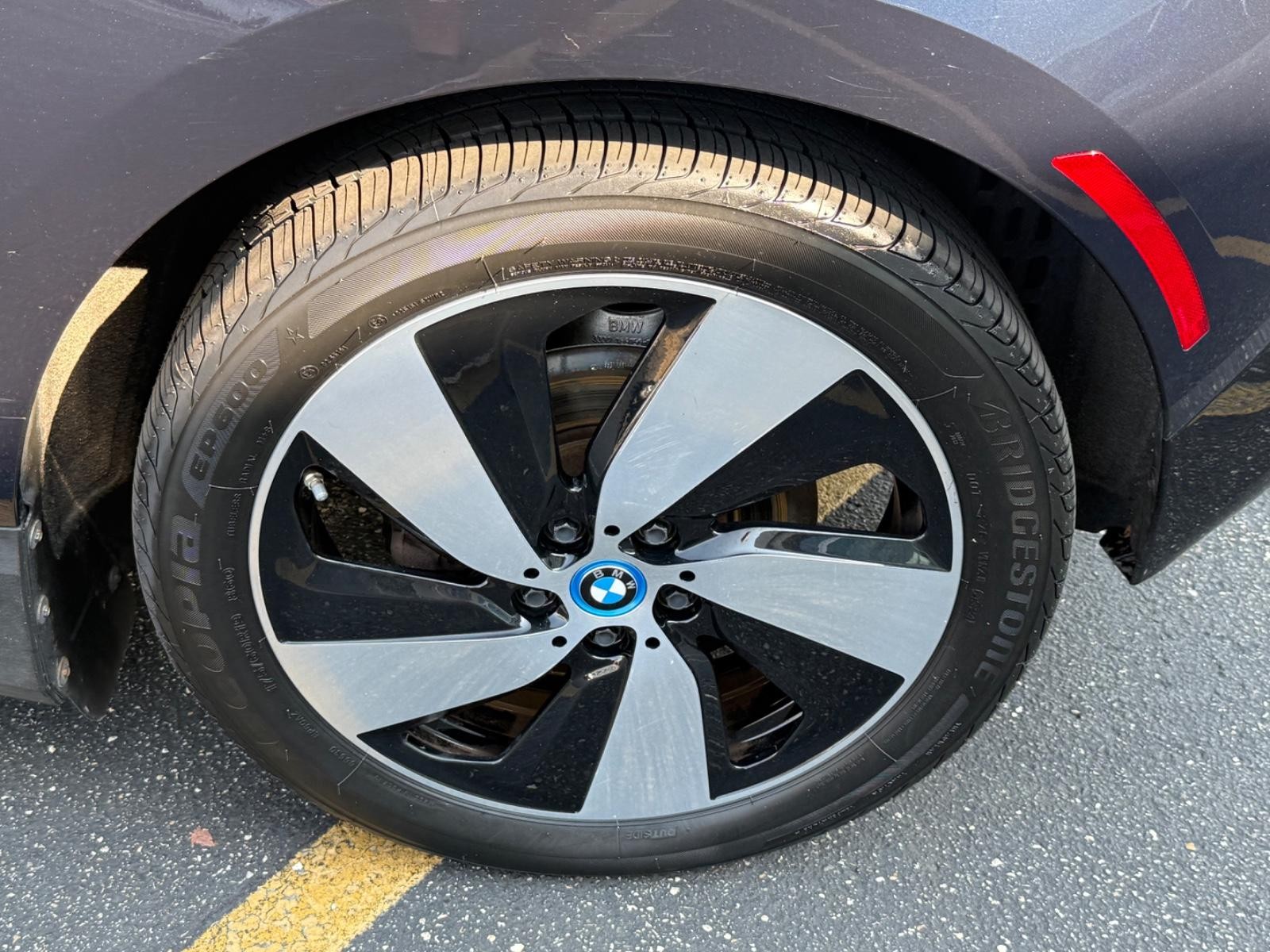 BMW i3 Vehicle Full-screen Gallery Image 07