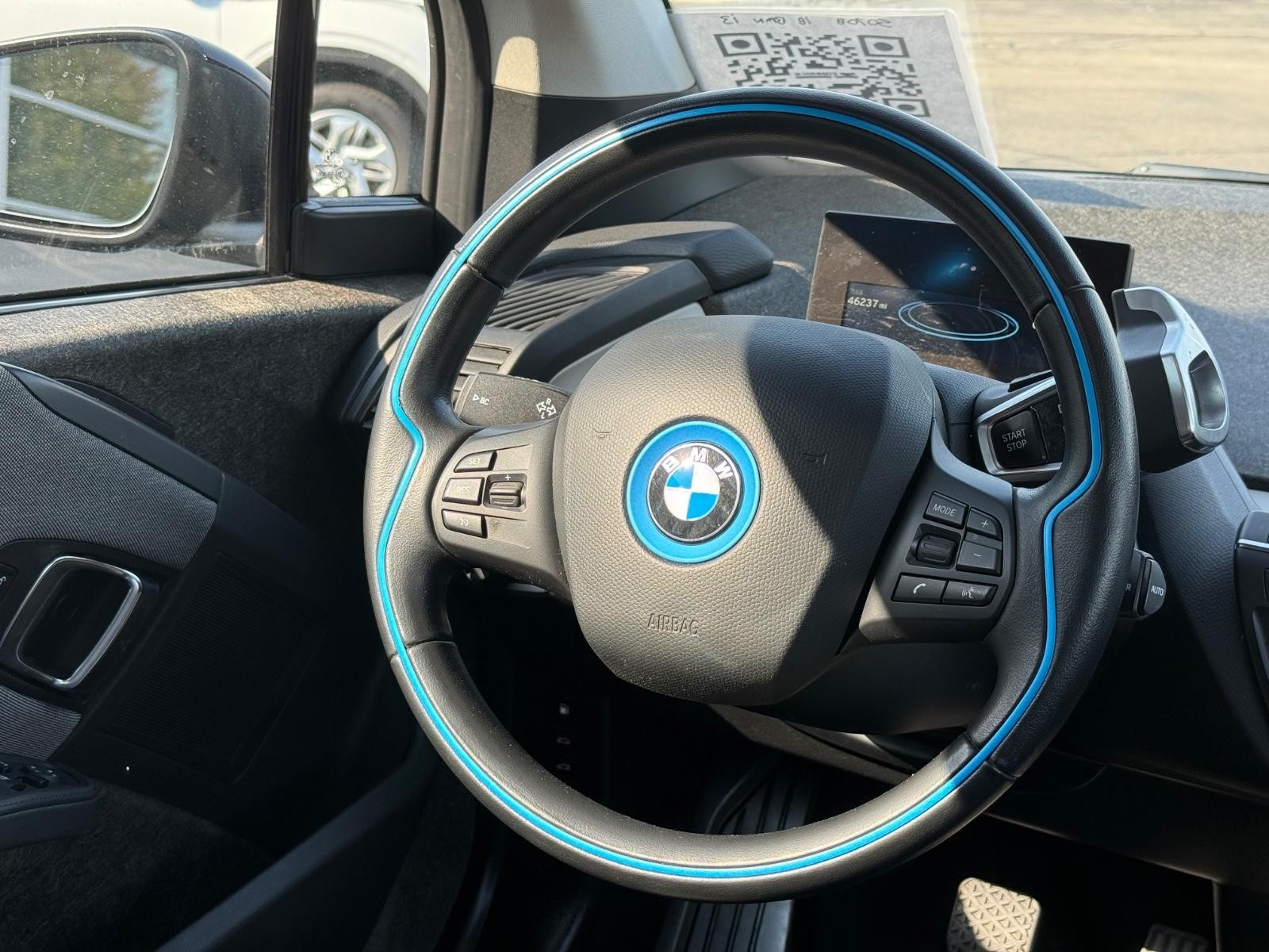 BMW i3 Vehicle Full-screen Gallery Image 15