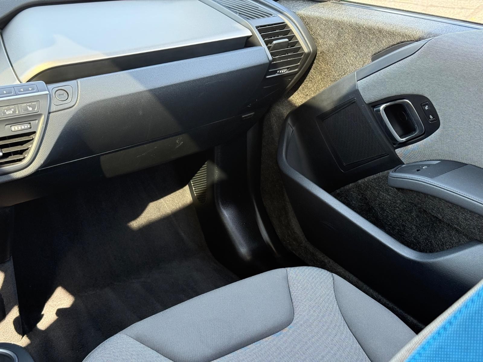 BMW i3 Vehicle Full-screen Gallery Image 16