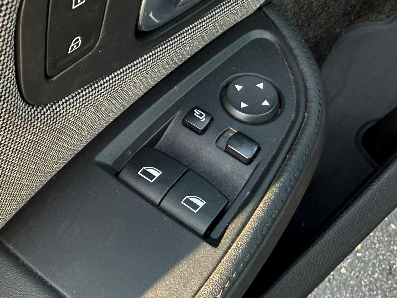 BMW i3 Vehicle Full-screen Gallery Image 23