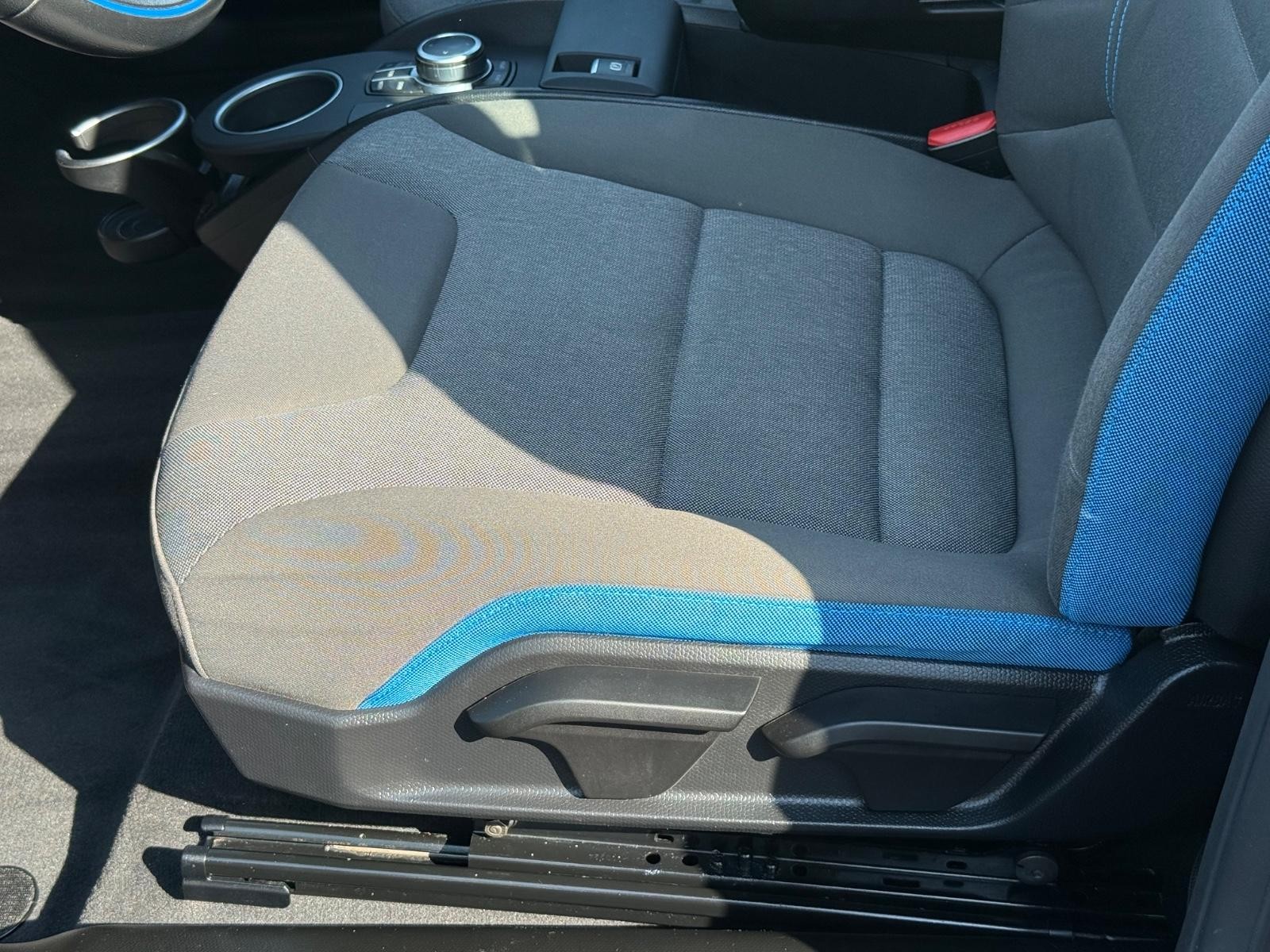 BMW i3 Vehicle Full-screen Gallery Image 24