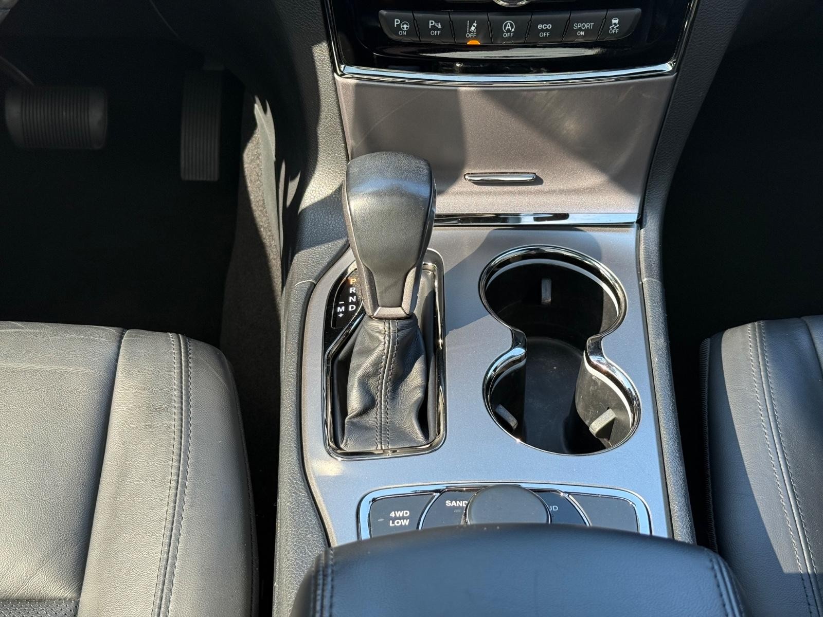 Jeep Grand Cherokee Vehicle Image 13