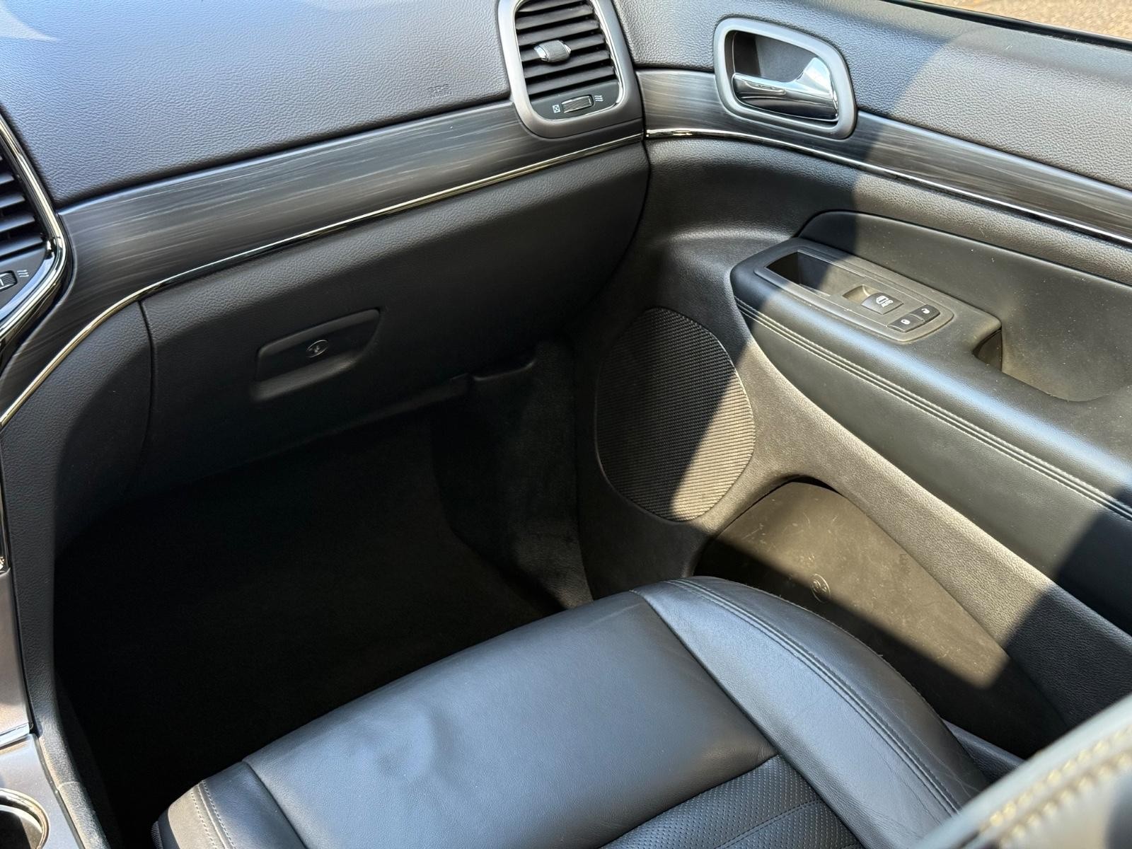 Jeep Grand Cherokee Vehicle Image 15