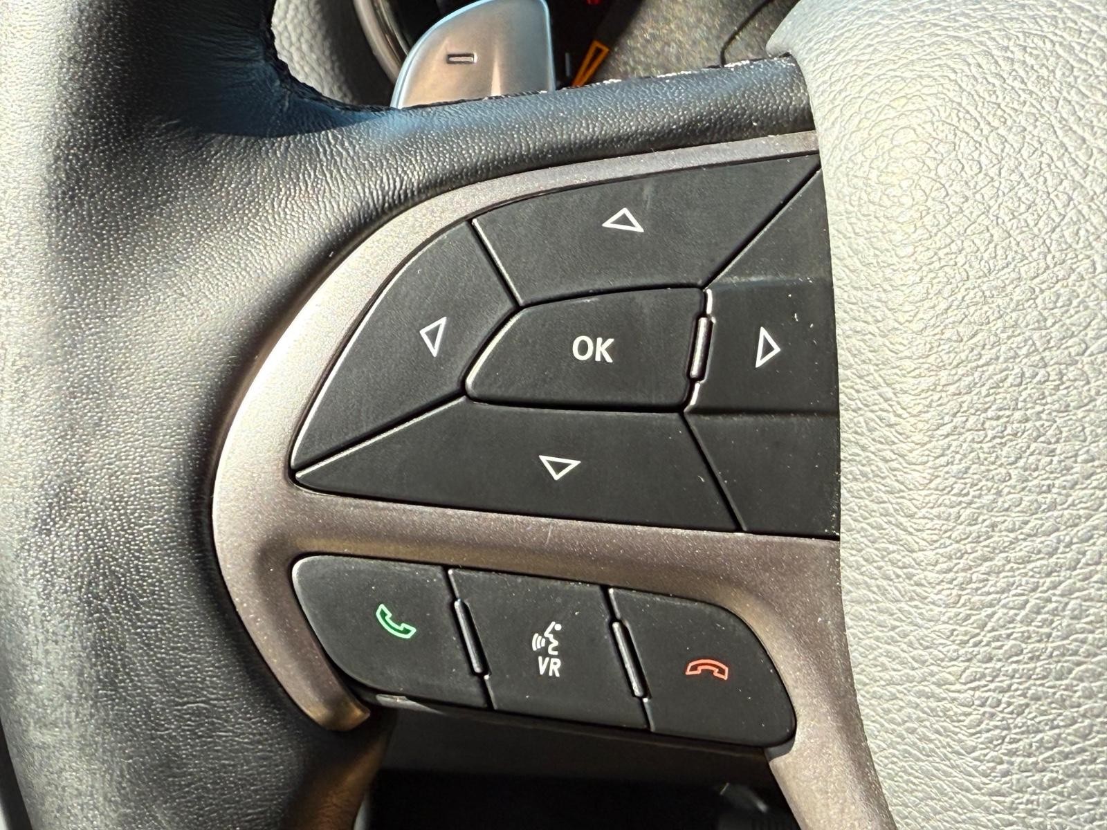 Jeep Grand Cherokee Vehicle Image 16
