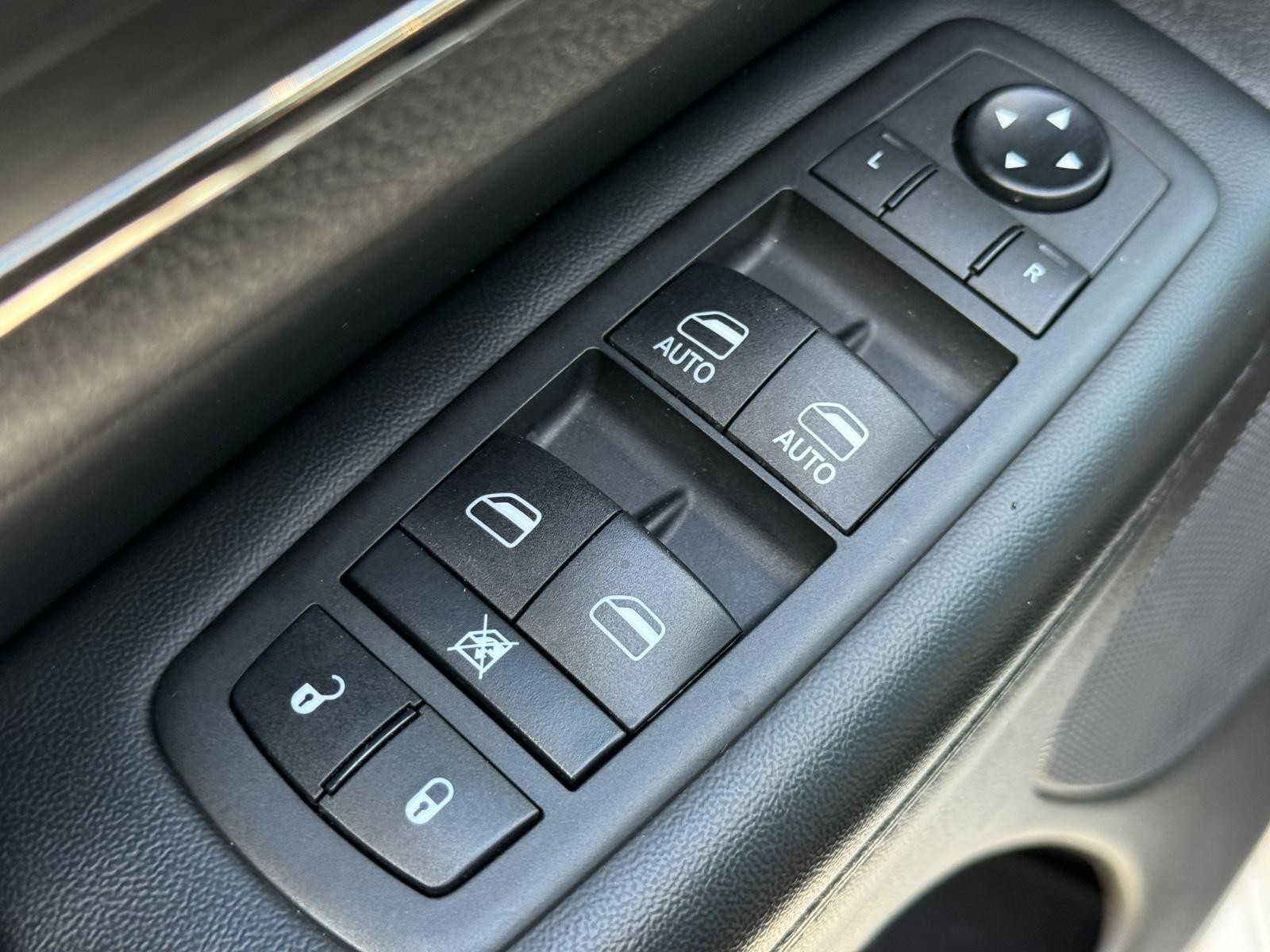 Jeep Grand Cherokee Vehicle Image 21
