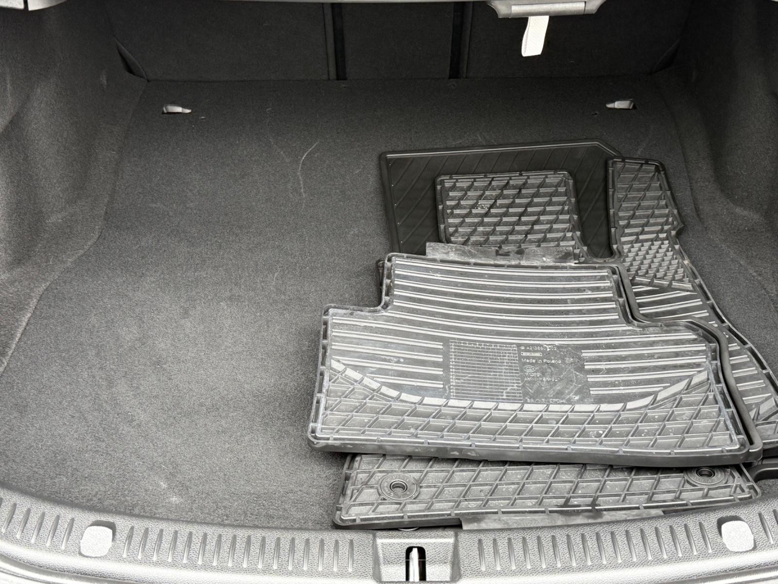 Mercedes-Benz E-Class Vehicle Image 05