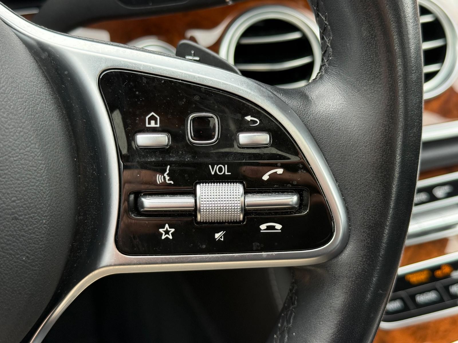 Mercedes-Benz E-Class Vehicle Image 17