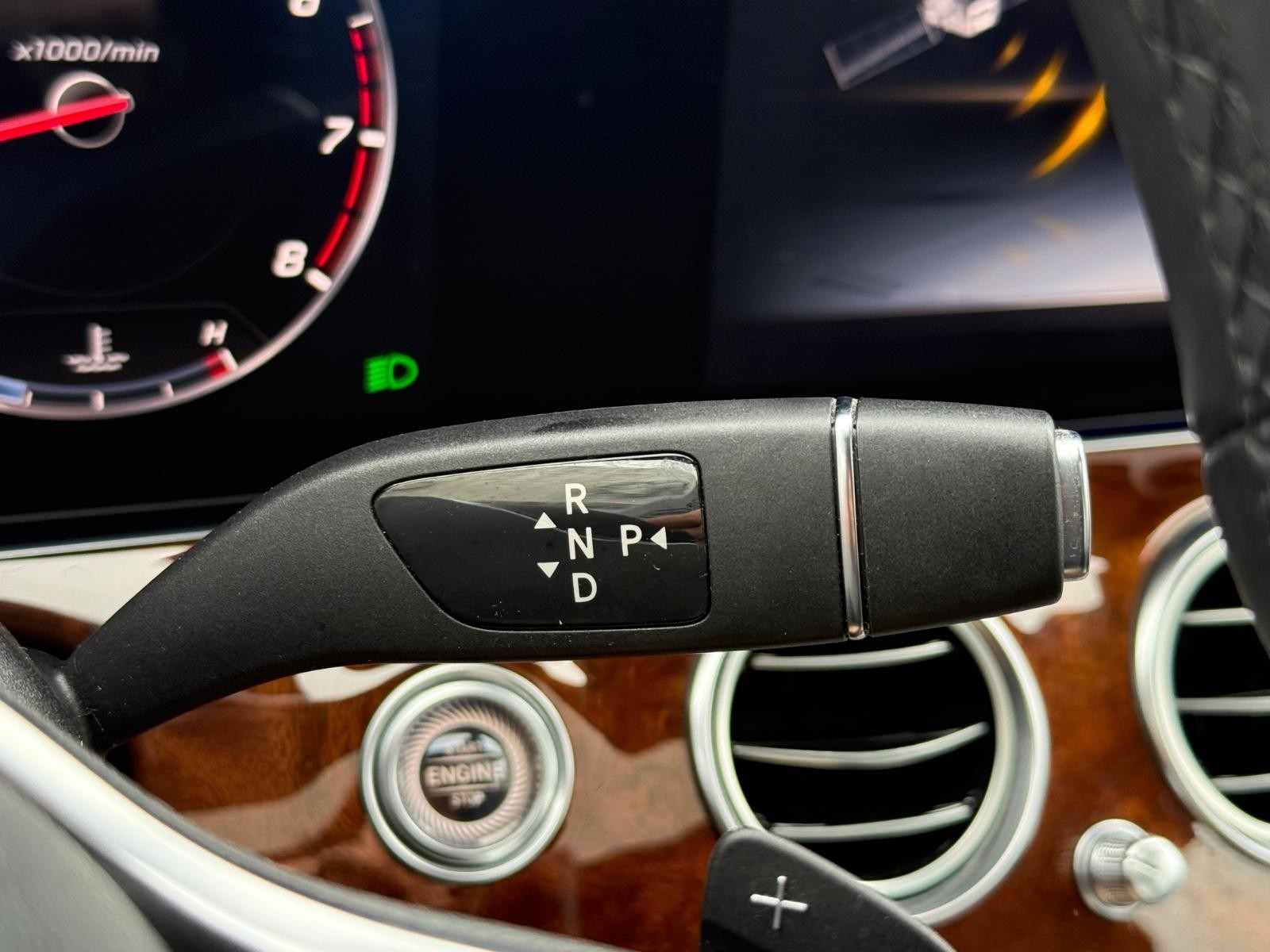 Mercedes-Benz E-Class Vehicle Image 19