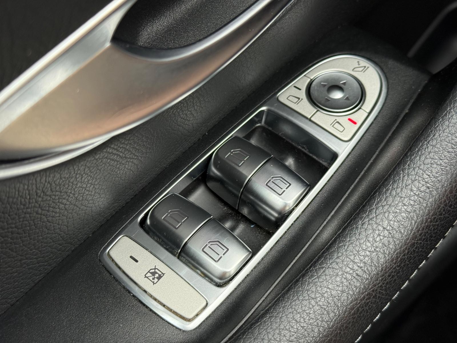 Mercedes-Benz E-Class Vehicle Image 21