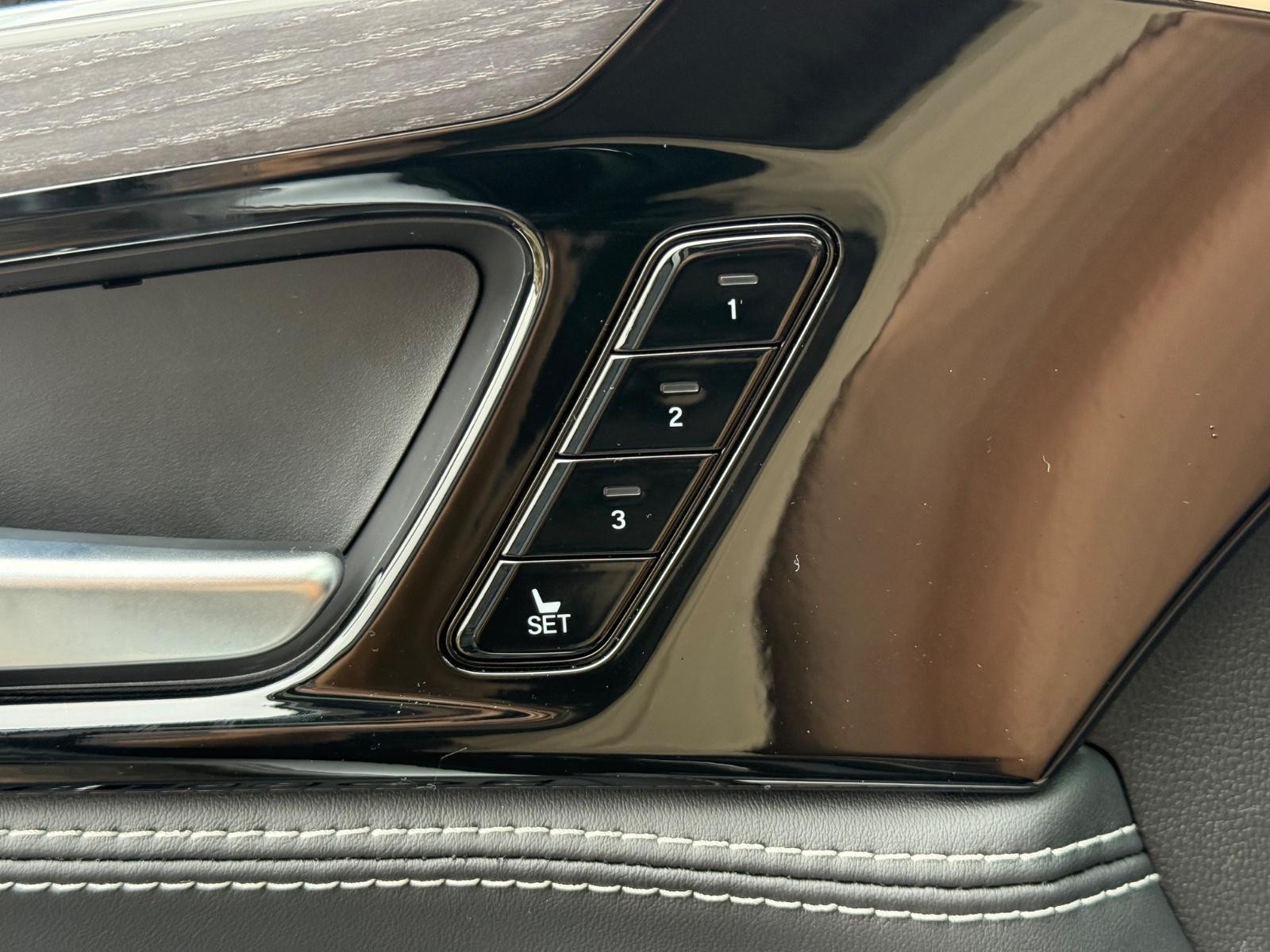 Acura MDX Vehicle Image 11