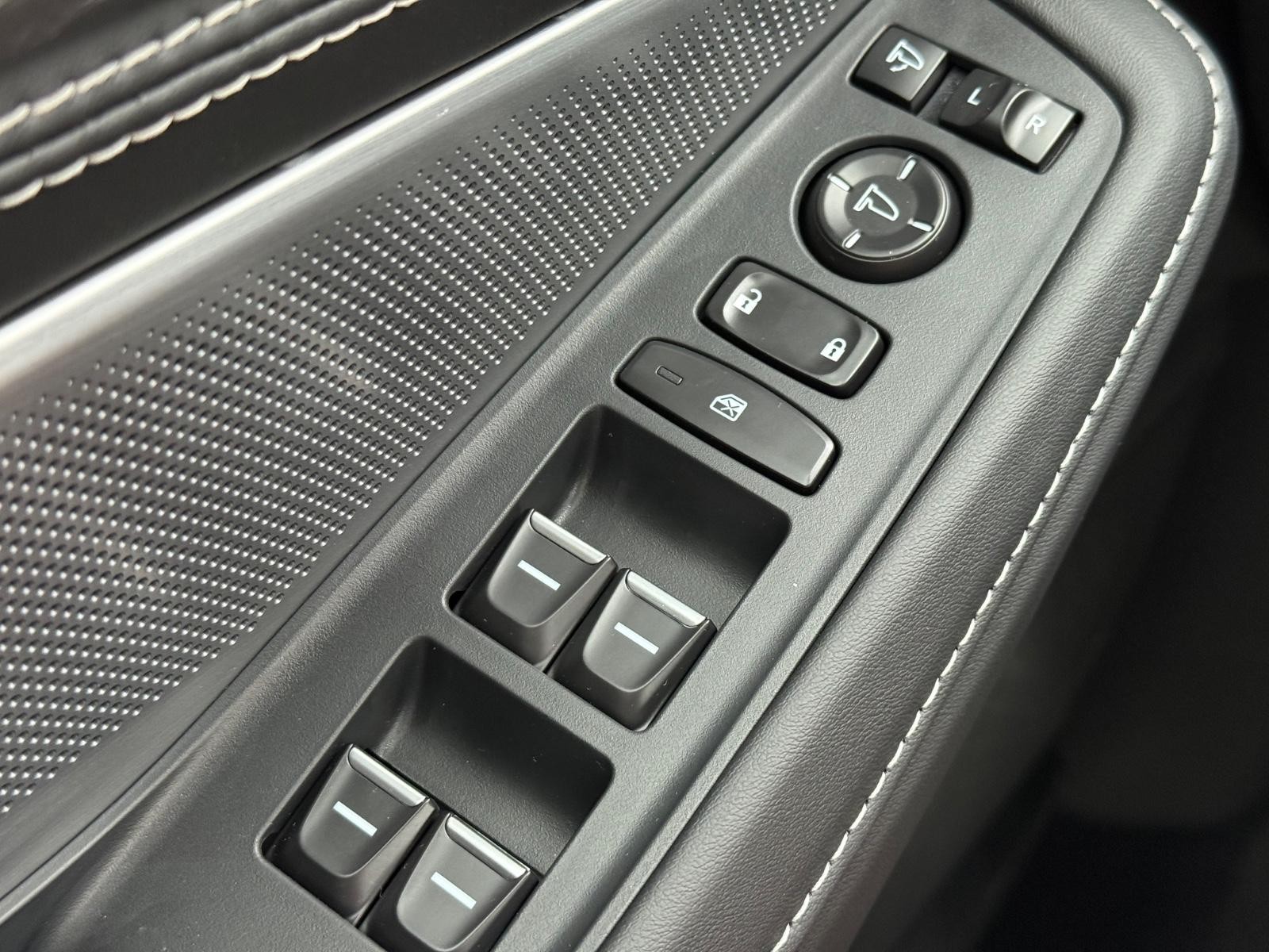 Acura MDX Vehicle Image 16