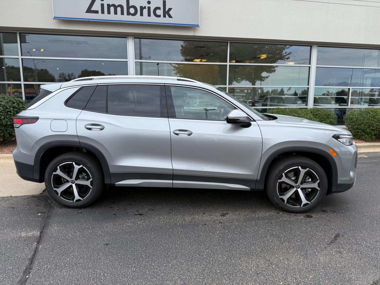 Volkswagen Tiguan Vehicle Image 02