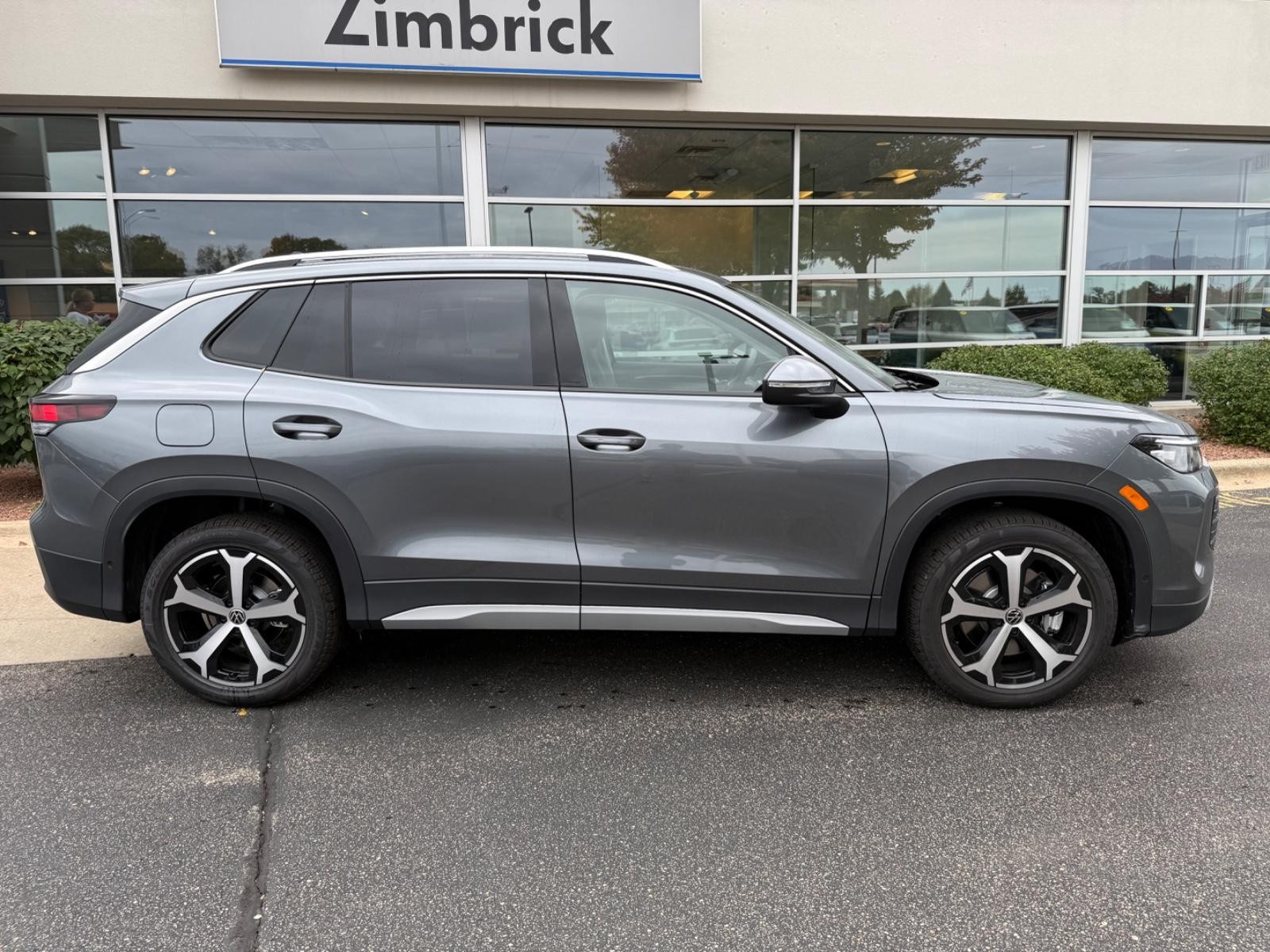 Volkswagen Tiguan Vehicle Image 02