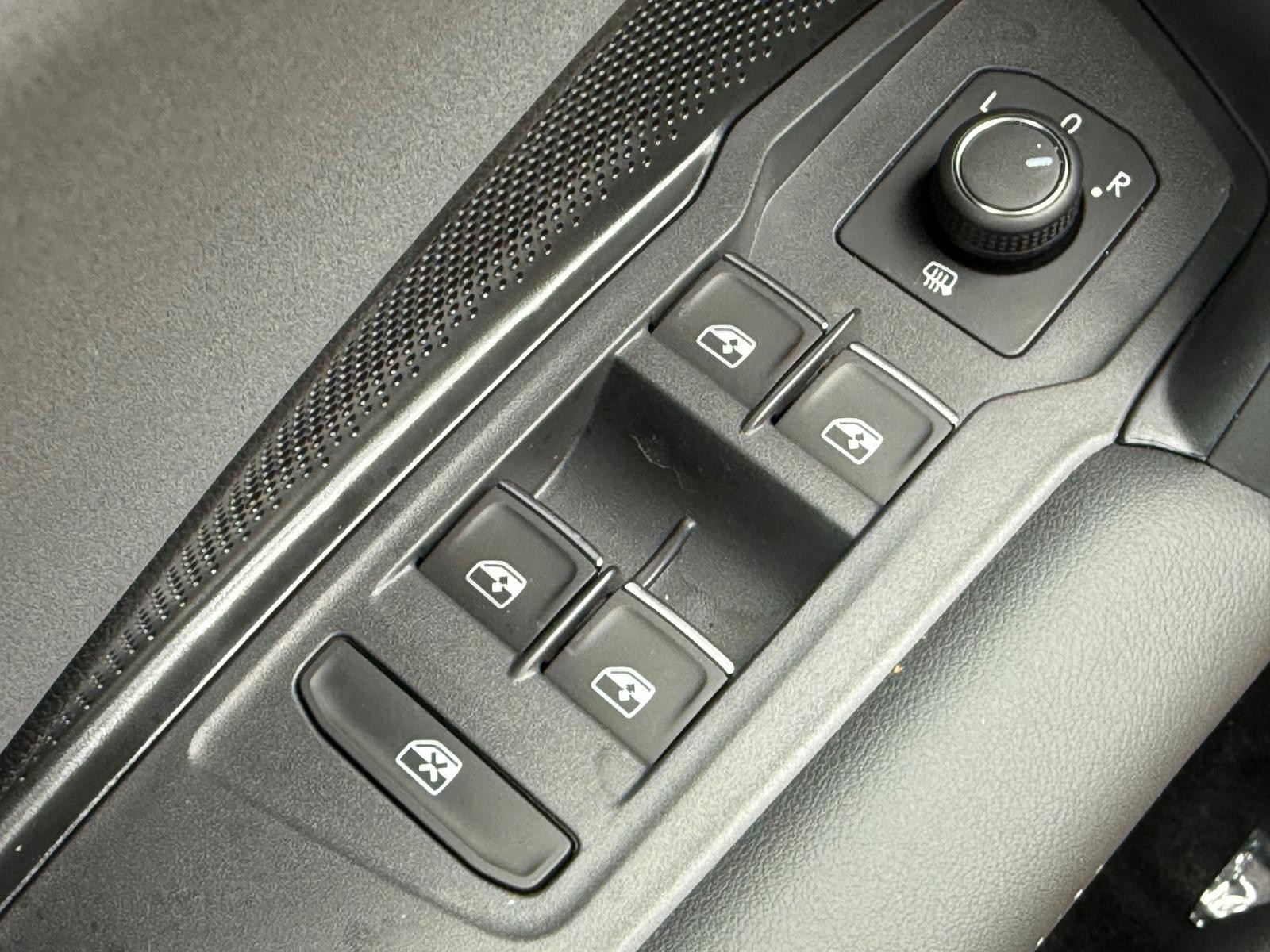 Volkswagen Tiguan Vehicle Image 15