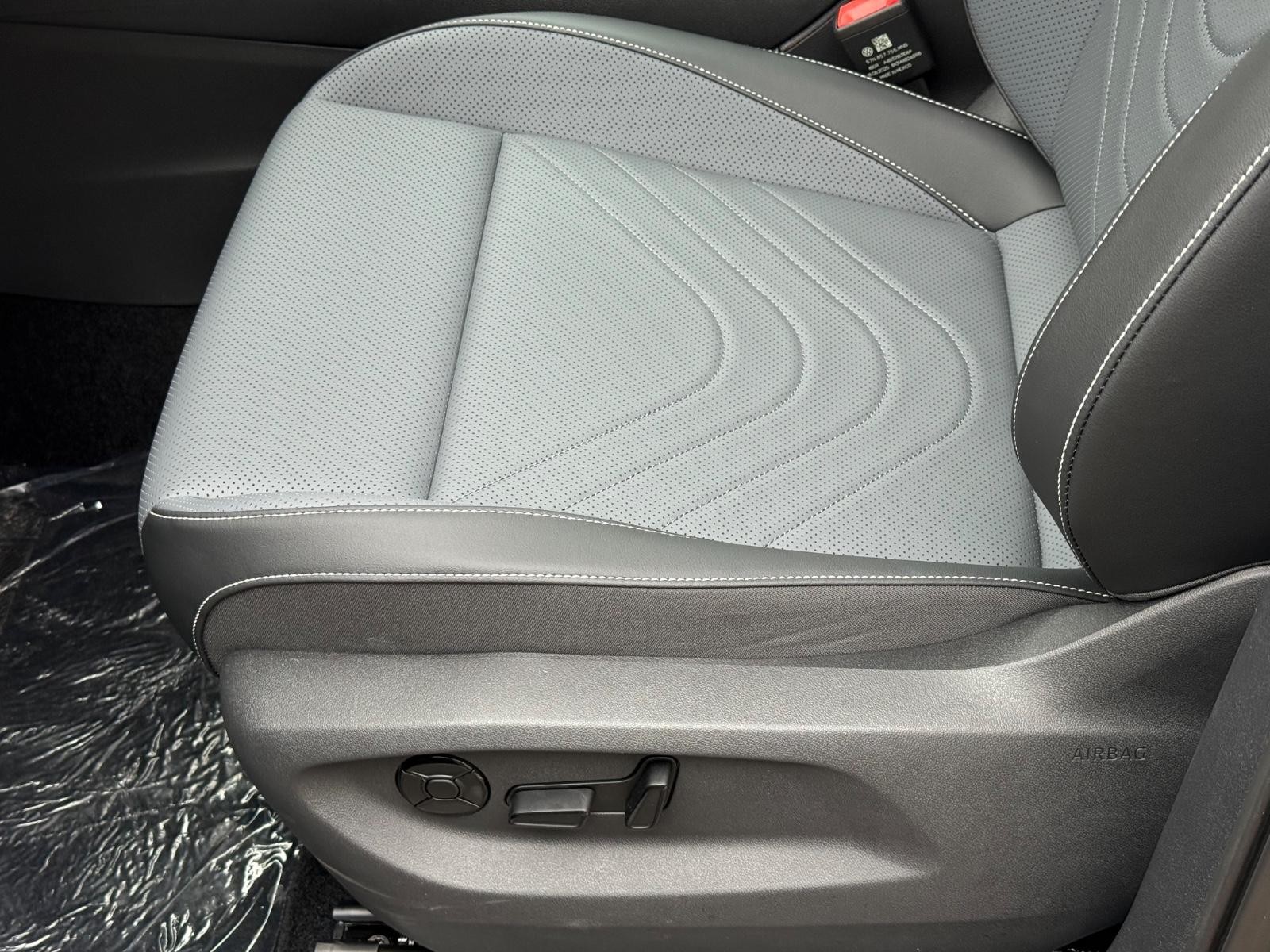 Volkswagen Tiguan Vehicle Image 16