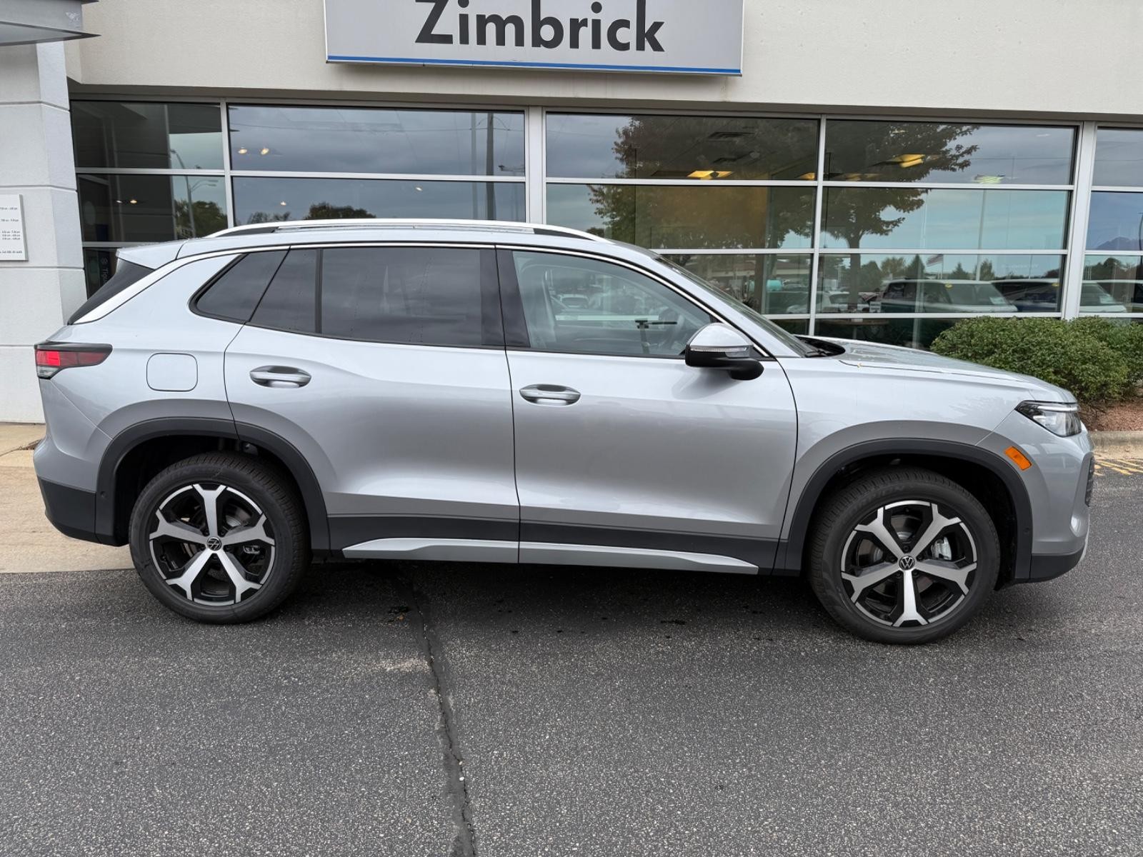 Volkswagen Tiguan Vehicle Image 02