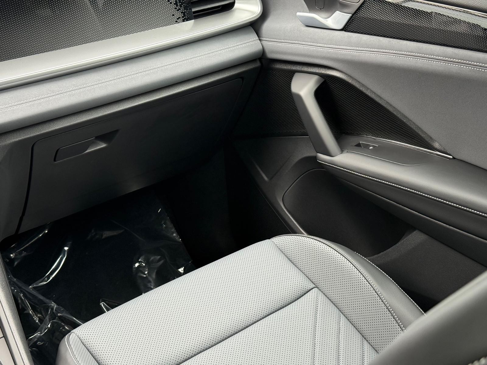 Volkswagen Tiguan Vehicle Image 09