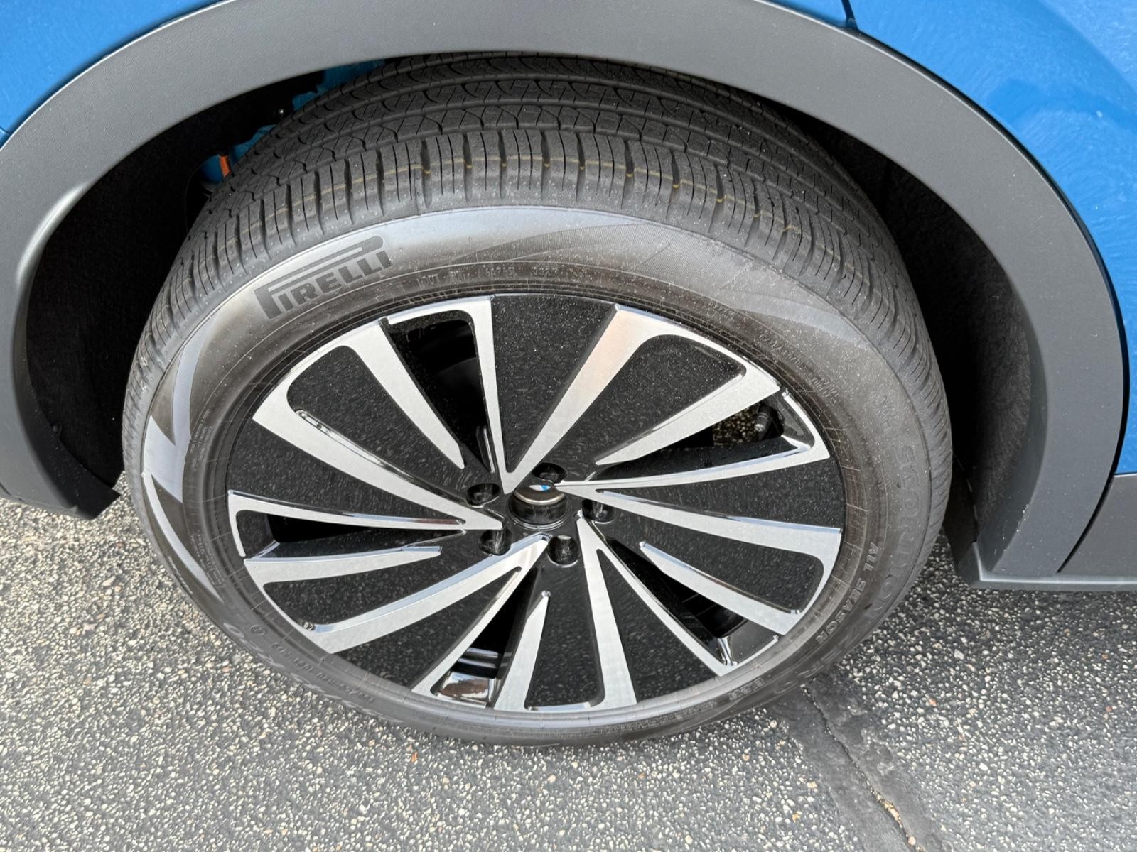 Volkswagen ID.4 Vehicle Image 04