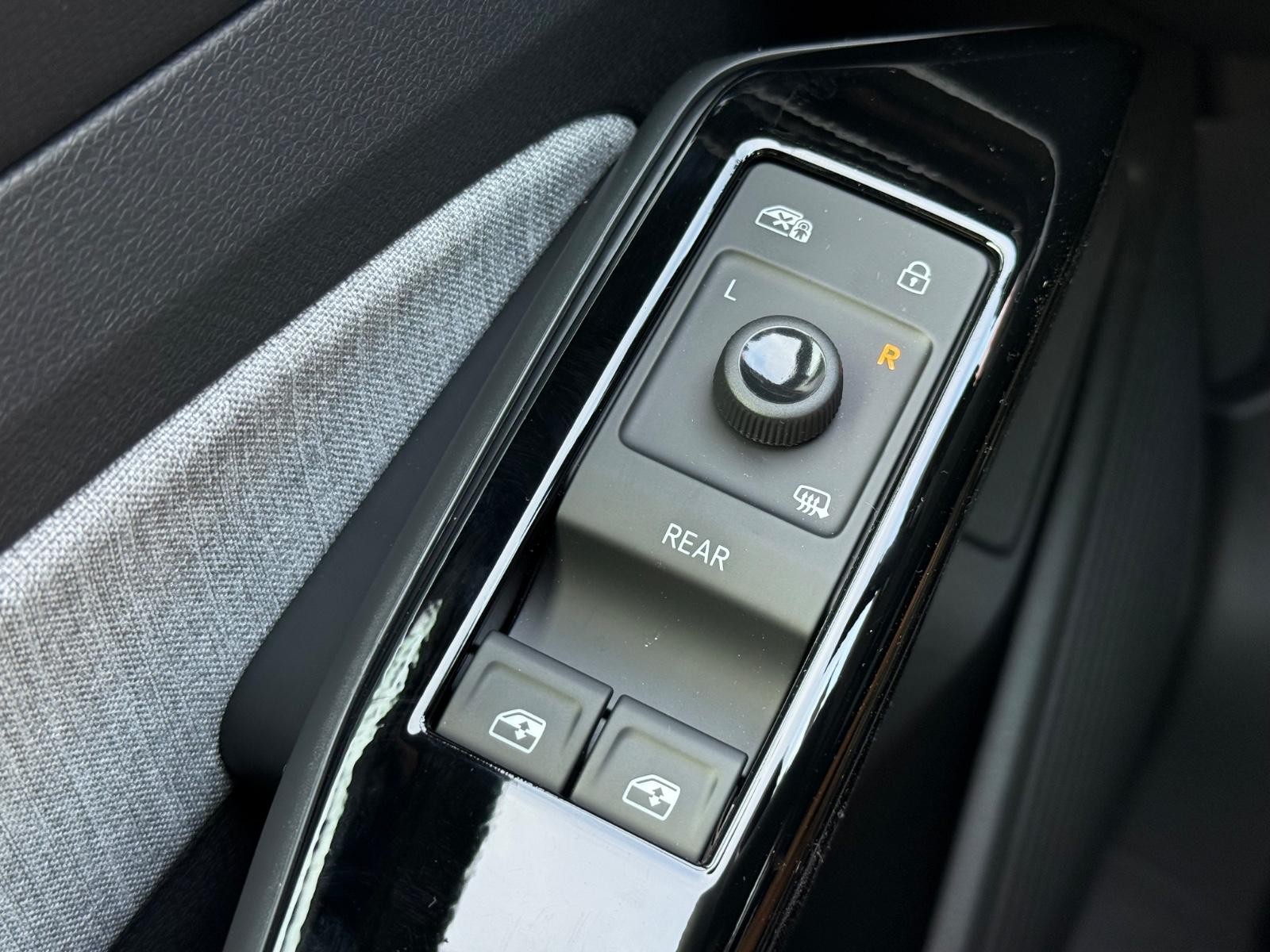 Volkswagen ID.4 Vehicle Image 15